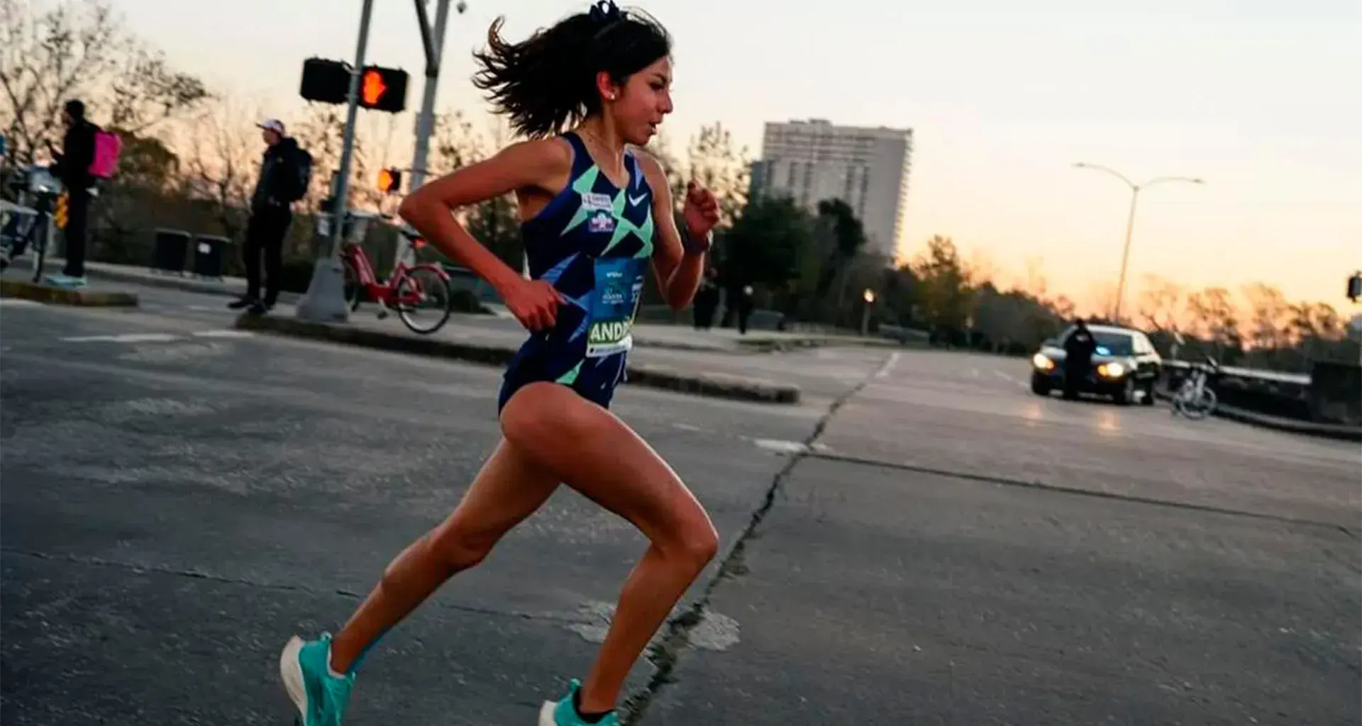 ¡Impone marca mexicana! egresada de Santa Fe hace historia en los 10K