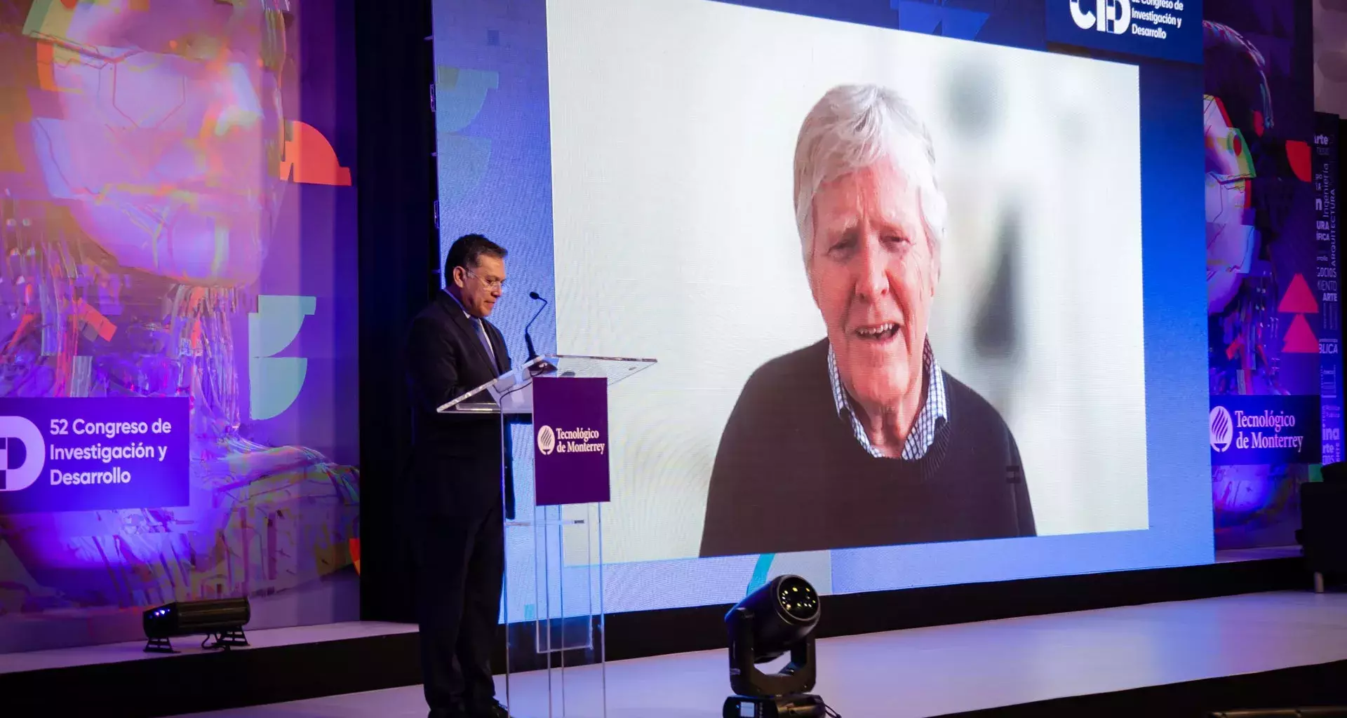 Michael W. Young, ganador del premio Nobel, estudió los ciclos circadianos de las moscas de la fruta, que son similares al del ser humano.