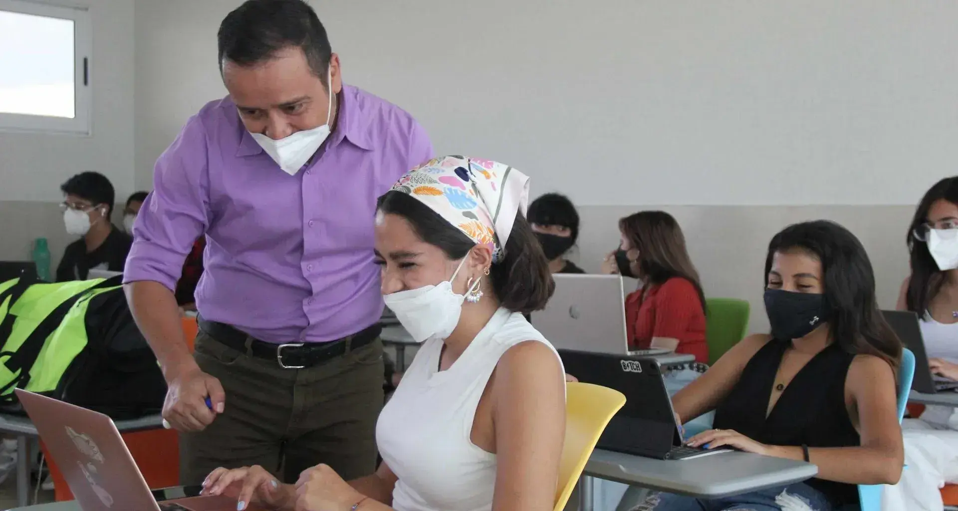Profesor PrepaTec Cuernavaca gana premio por obra inédita en Concurso estatal de poesía