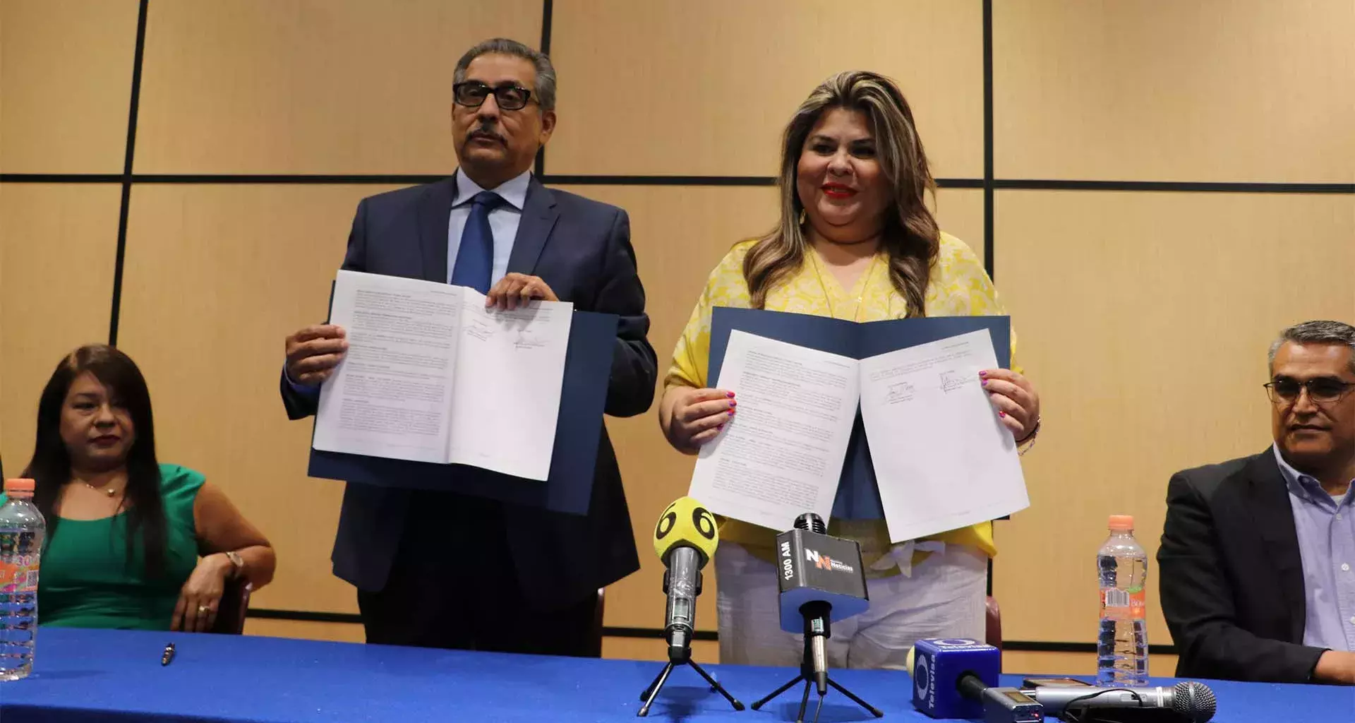 Directores del Tec y SEISA con los documentos firmados