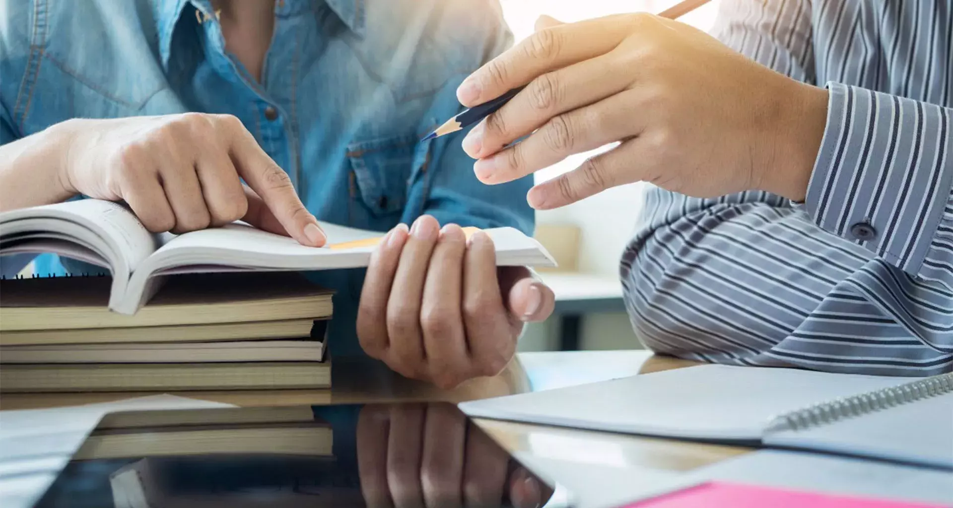 Profesor de Tec de monterrey campus ciudad de México expone el modelo educativo tec 21en Holanda