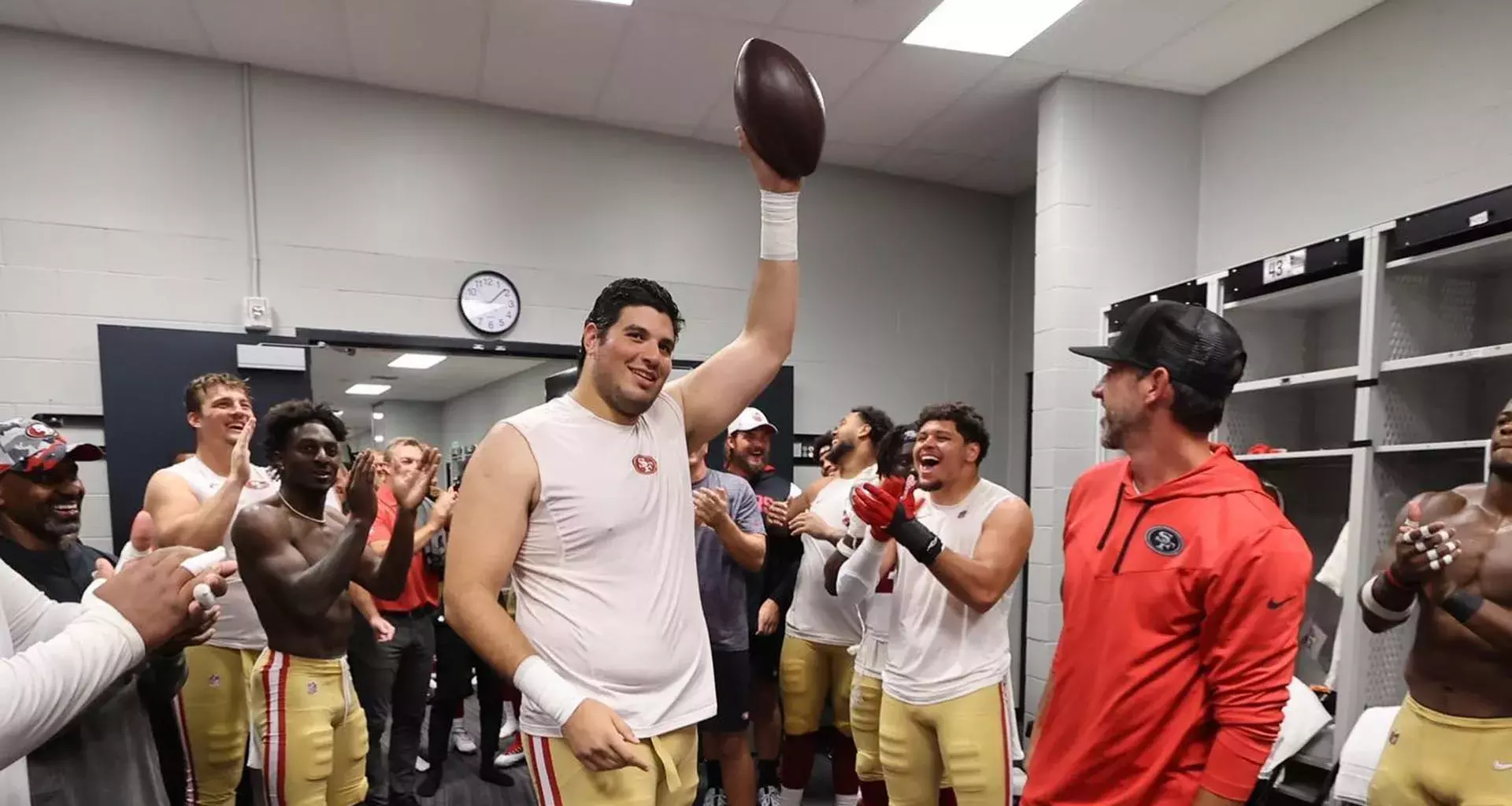 Alfredo Gutiérrez given award by 49ers for his debut