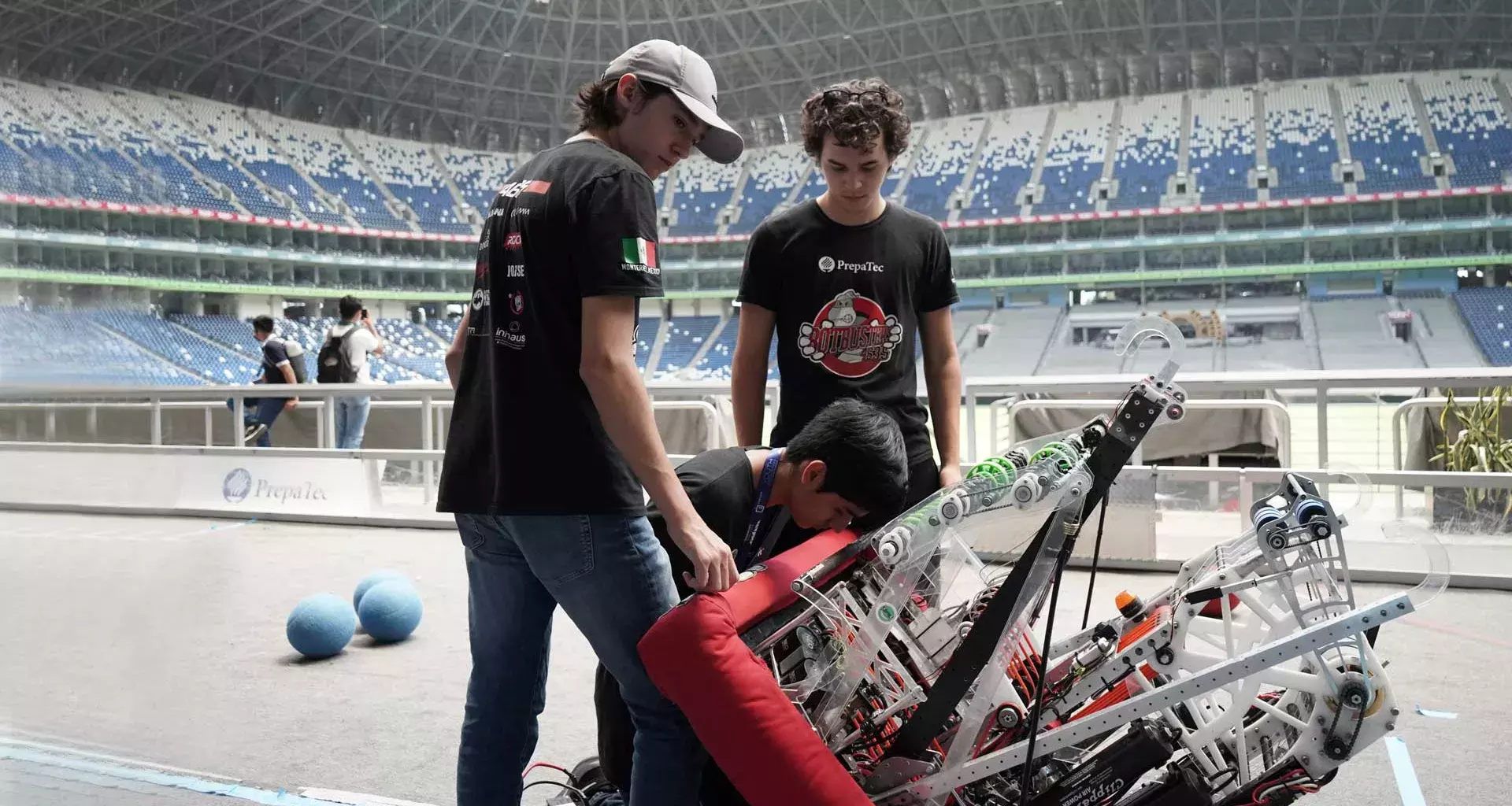 Alumnos de PrepaTec manejando un robot en el Primer Festival de Ciencia y Tecnología del municipio de Guadalupe