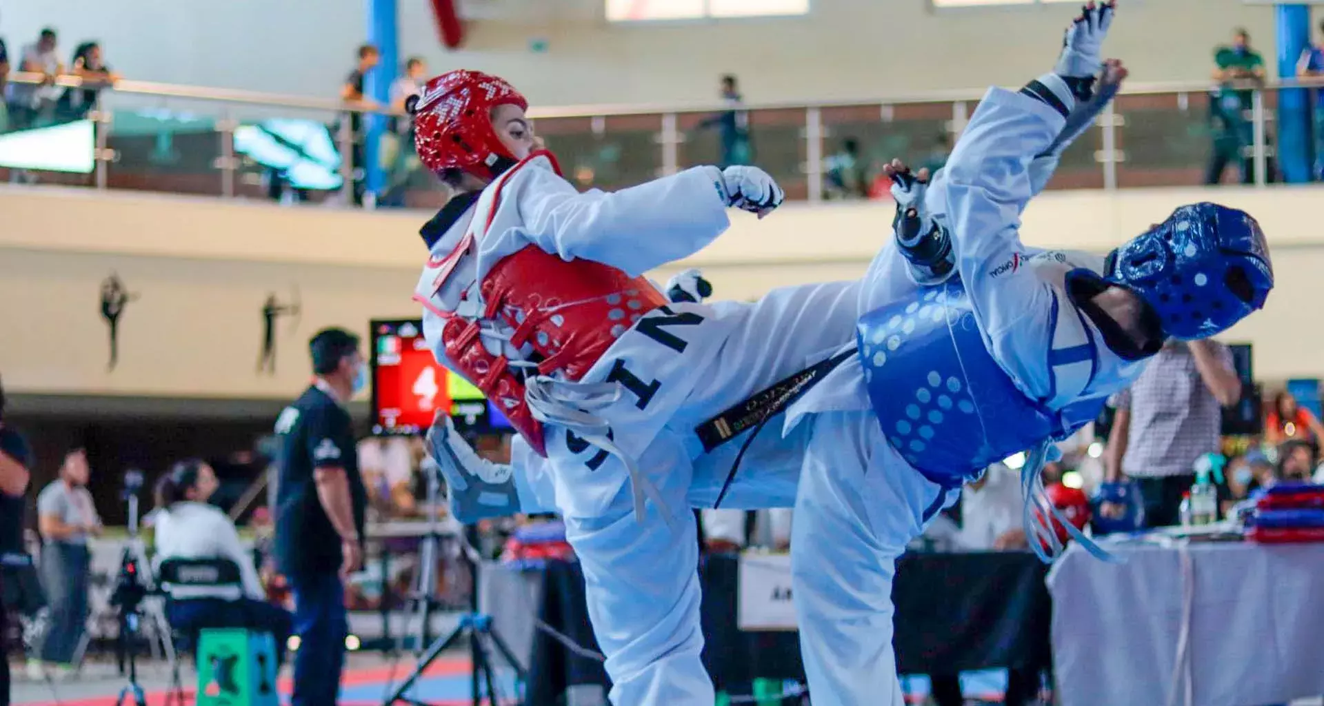 estudiante sinaloa peleando encuentro de taekwondo