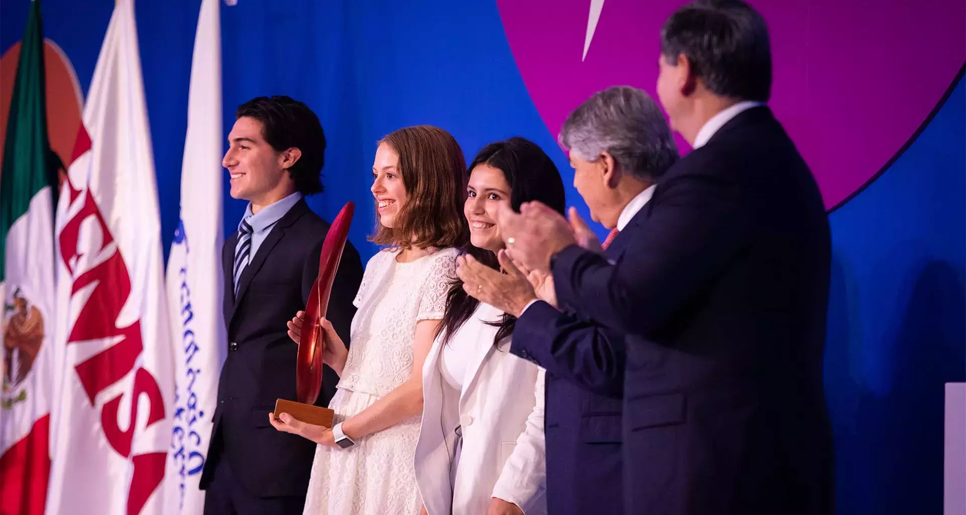 Estudiantes Tec galardonados por su innovación educativa De Raíz