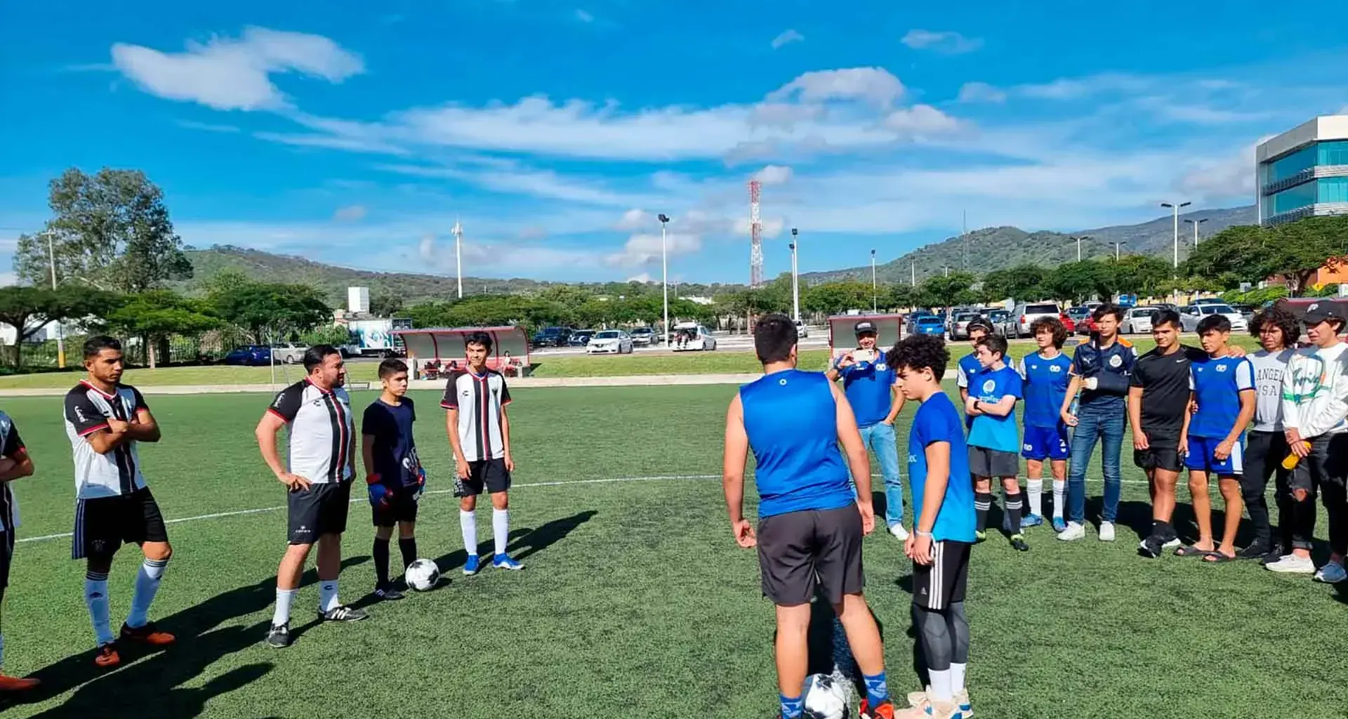 Futbol con exreclusos de Puente Grande con estudiantes de PrepaTec Santa Anita.