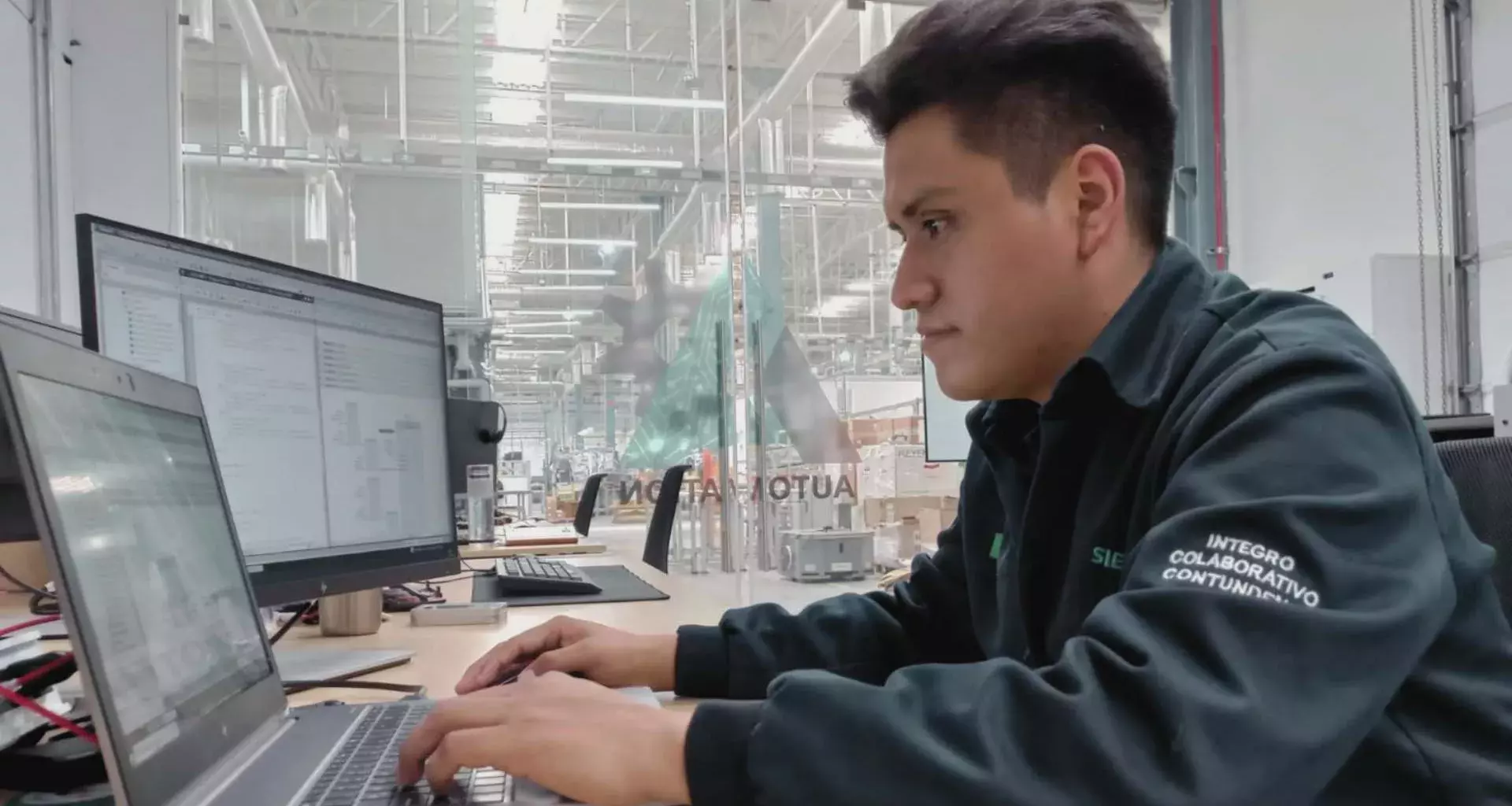 Eliseo Salazar trabajando en empresa Siemens, planta Monterrey.