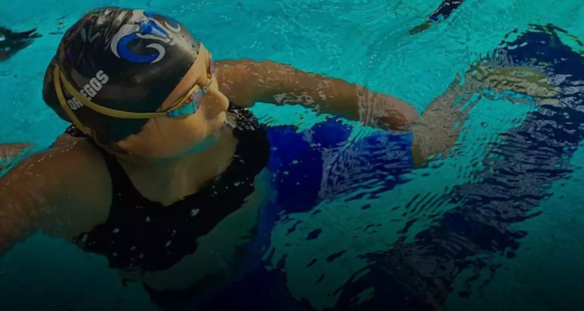 Ximena González terminando la competencia en una alberca de la serie mundial de paranatación