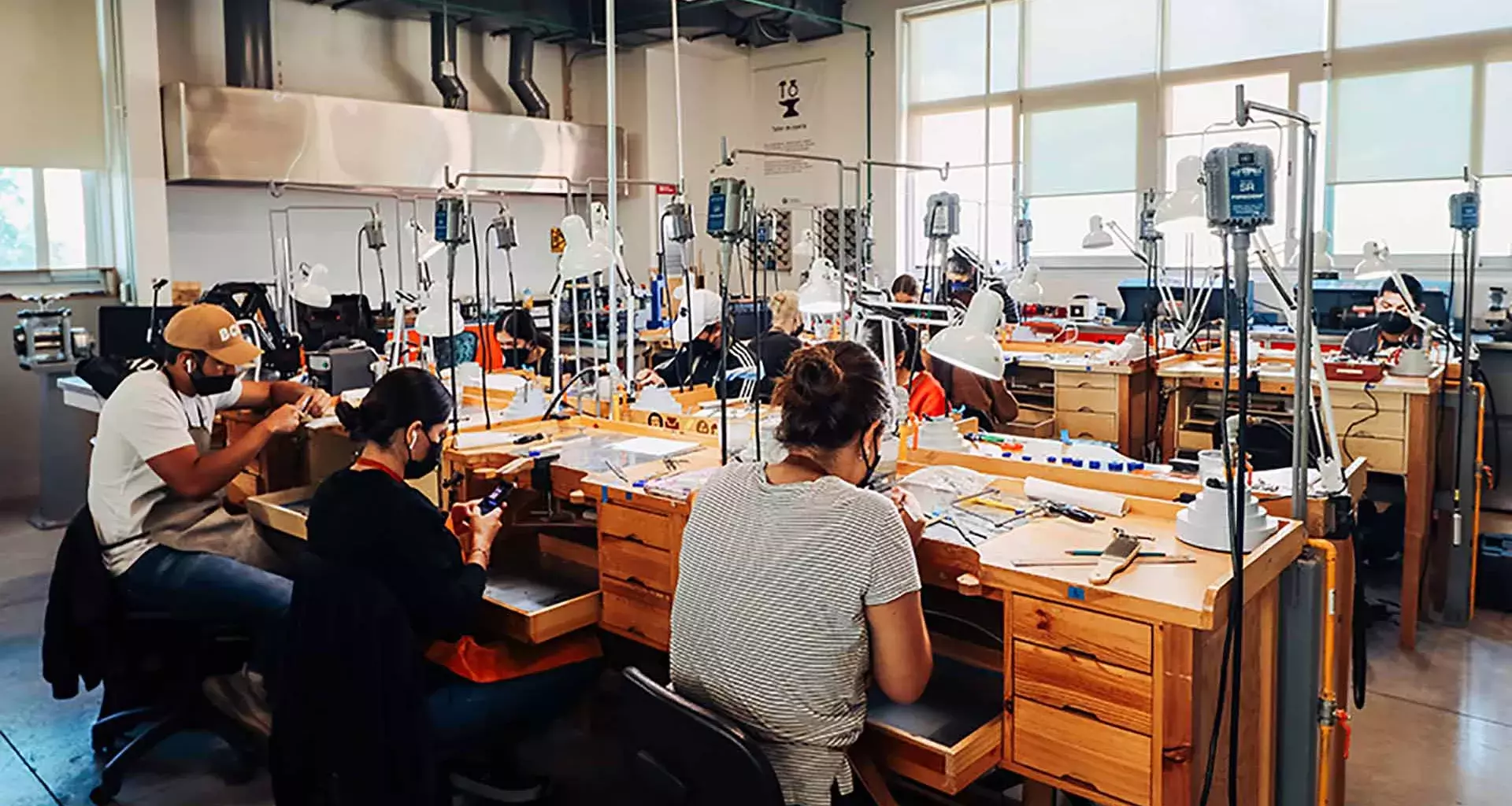 Aprenden a crear joyería en taller de joyería del Tec Guadalajara.