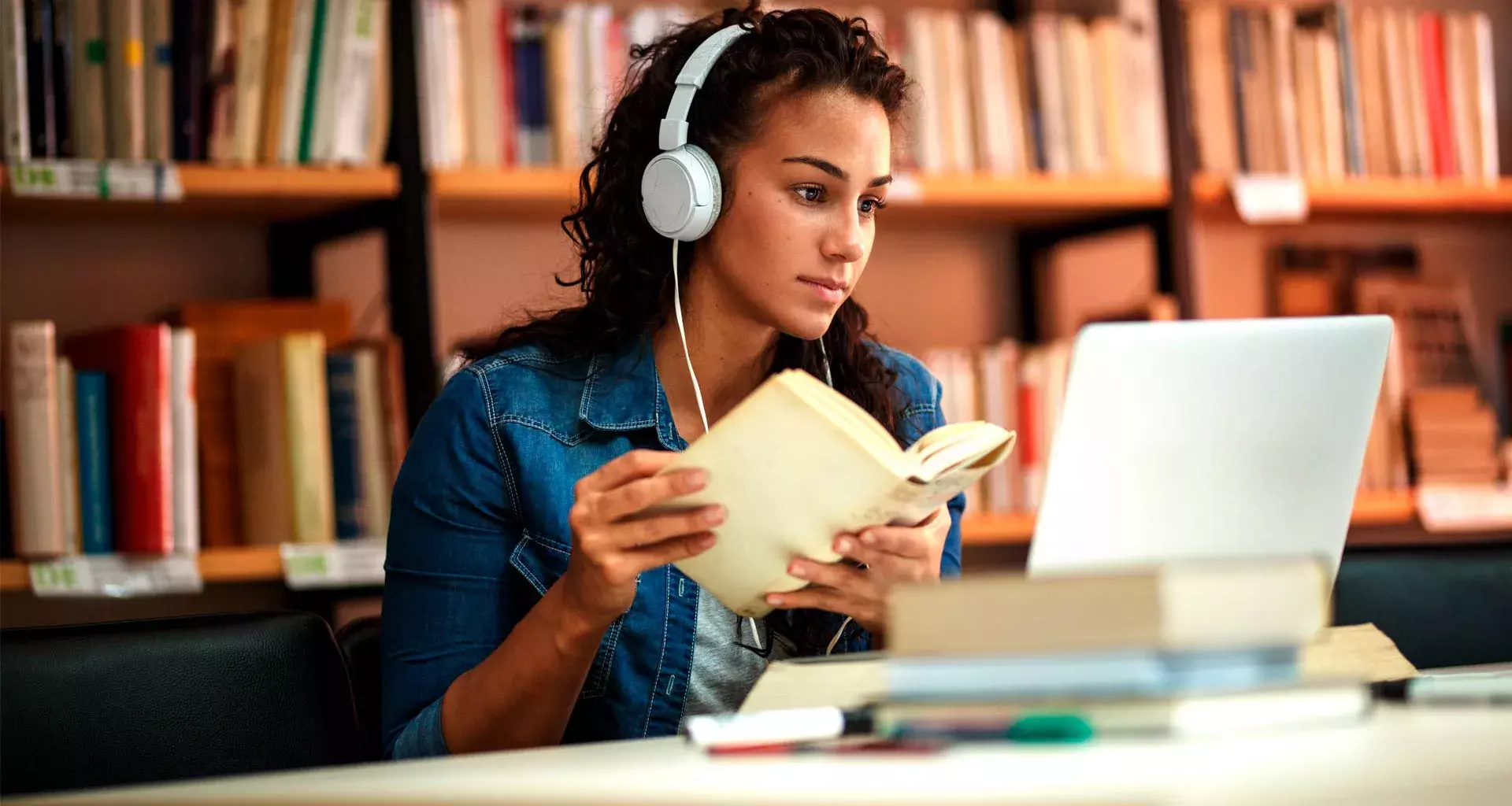 El Global Shared Learning Classroom es una iniciativa para que estudiantes puedan tener experiencias internacionales a través de clases en línea en ambientes multiculturales.