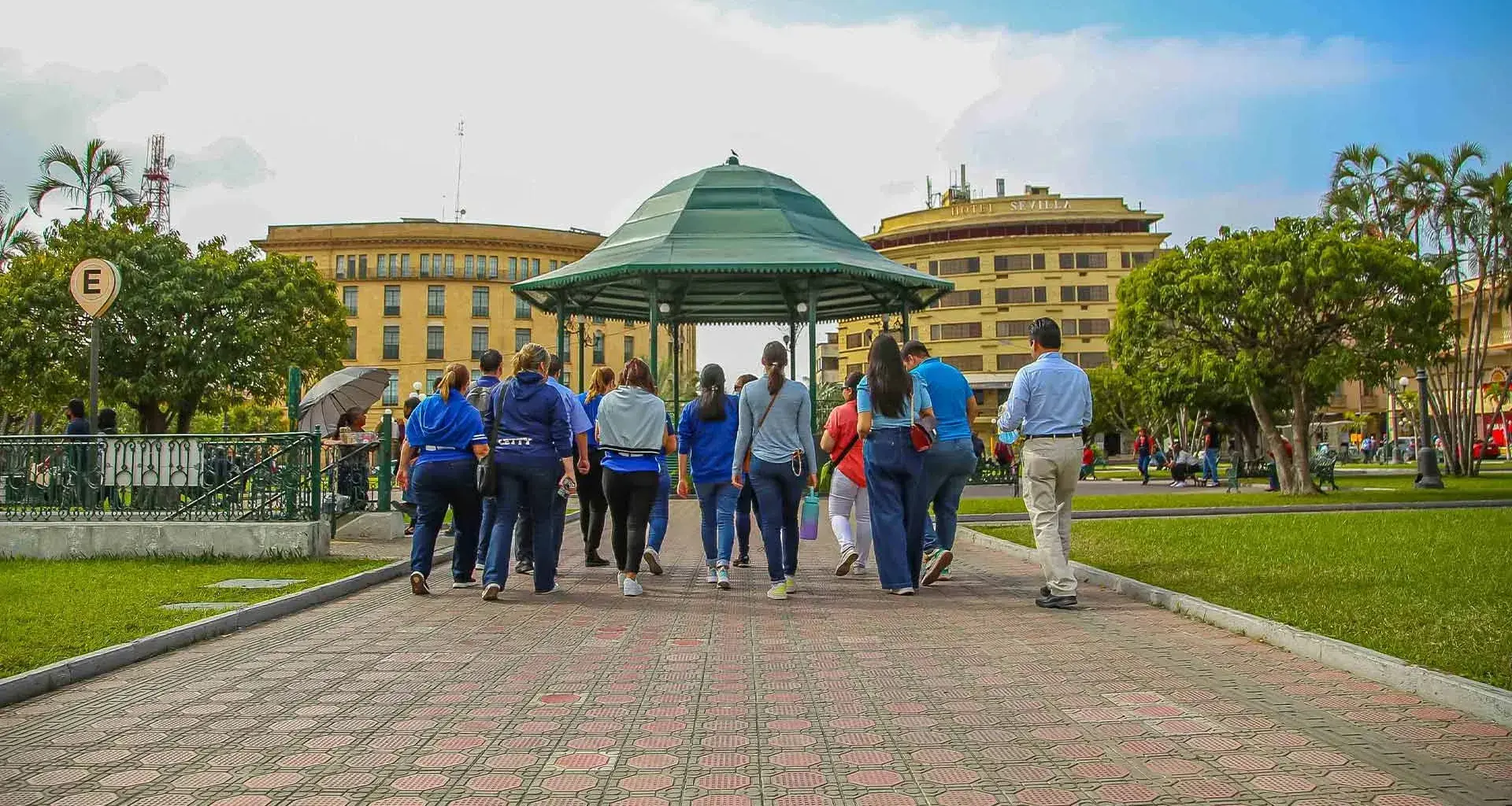 Profesores tec dando recorrido por la plaza de la libertad