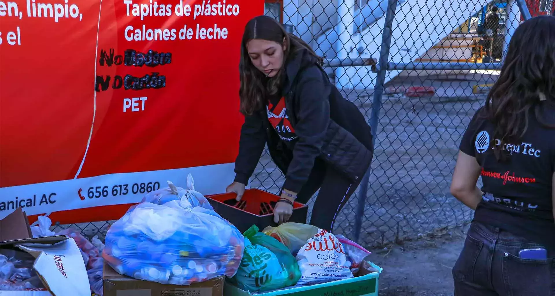 donaciones de tapas y botellas de plástico