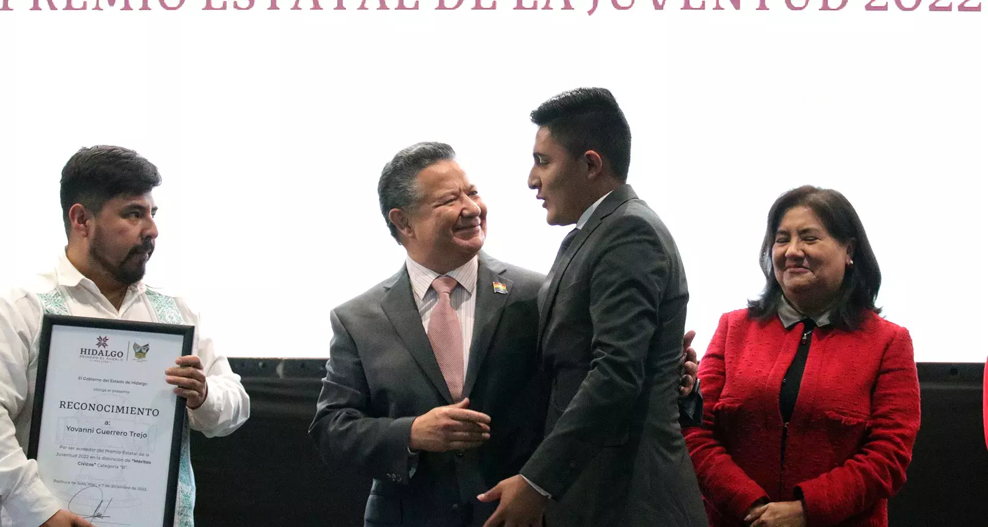 Yovanni Guerrero recibe Premio Estatal de la Juventud