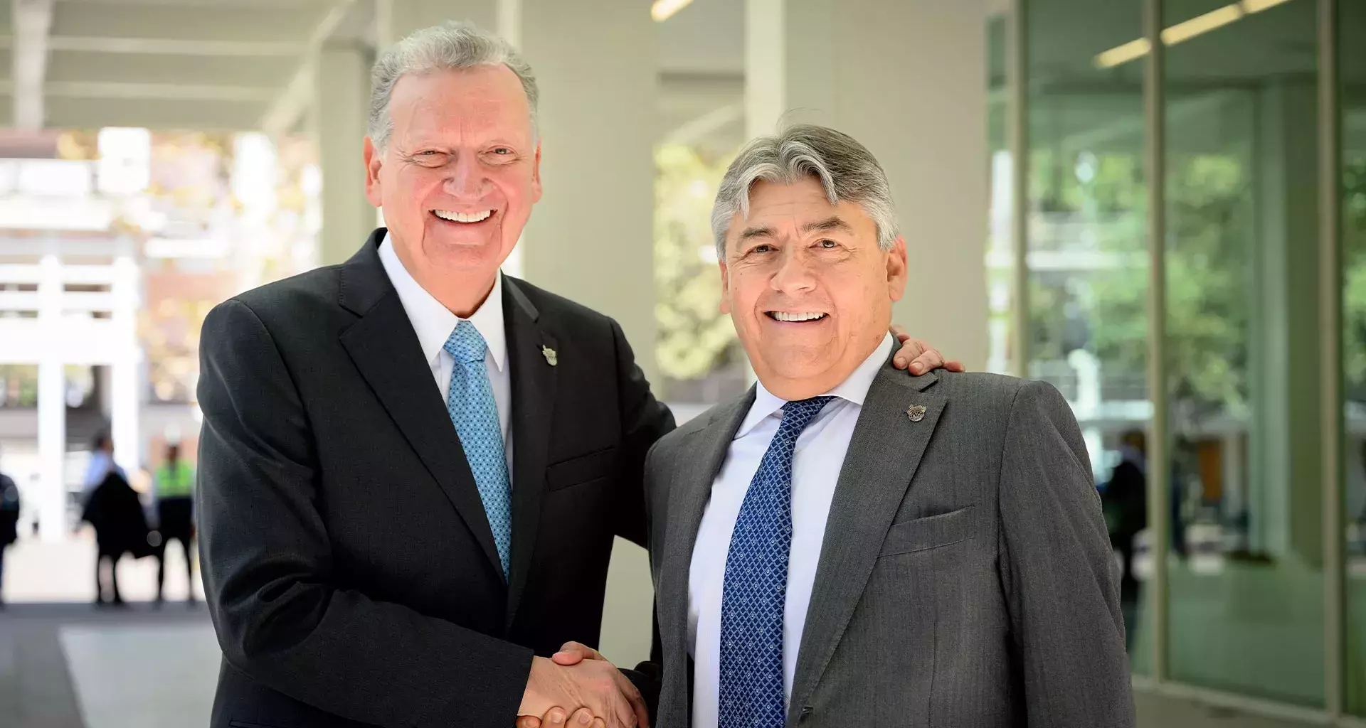 Ricardo Saldíva, nuevo presidente del Consejo Directivo y del Comité de Gobierno del Tecnológico de Monterrey para 2023-2028, con José Antonio Fernández, presidente saliente, quien tuvo el cargo durante 11 años 