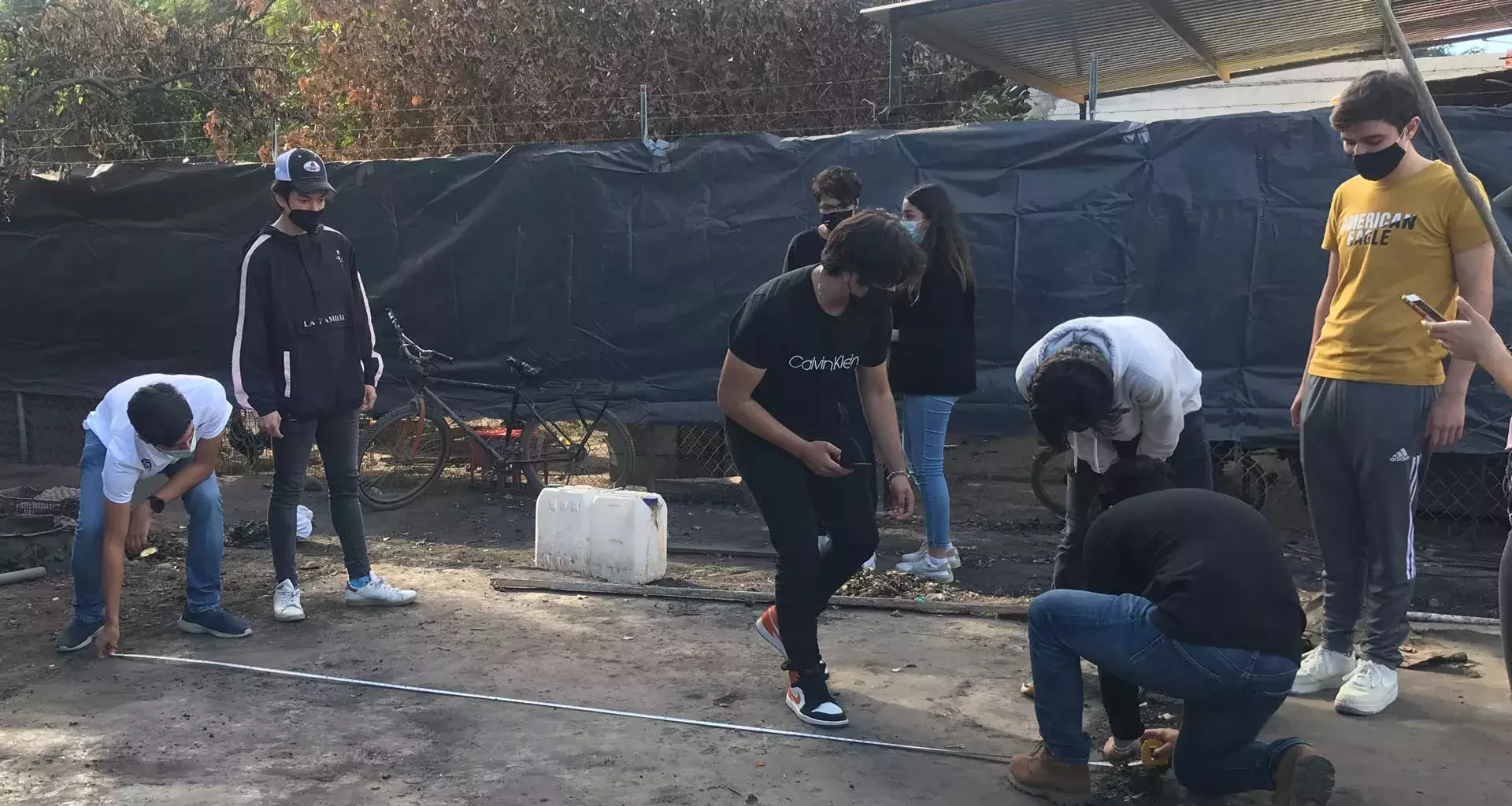 Preparación del terreno donde se edificará la casa del proyecto TECHO, por parte de alumnos