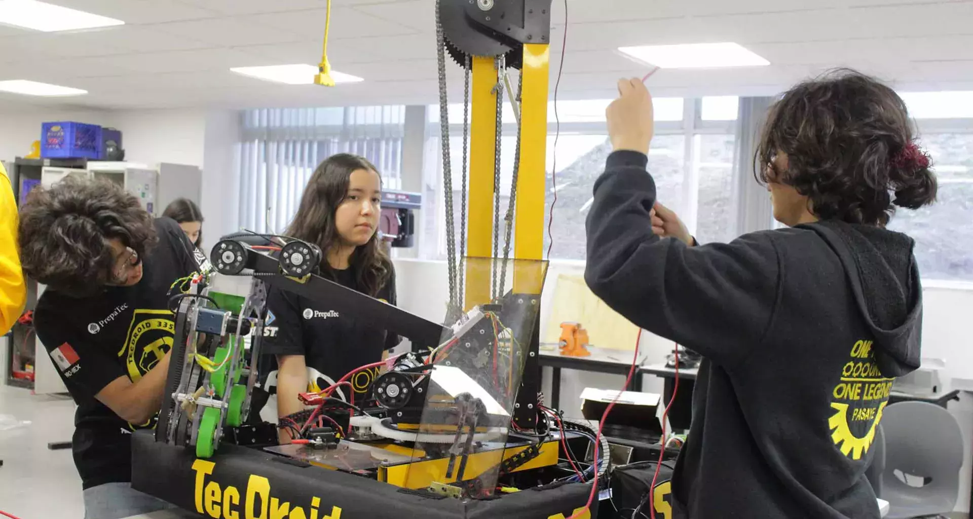 Estudiantes de Preparatoria del Tec de Monterrey campus Querétaro trabajando en su robot TecDroid