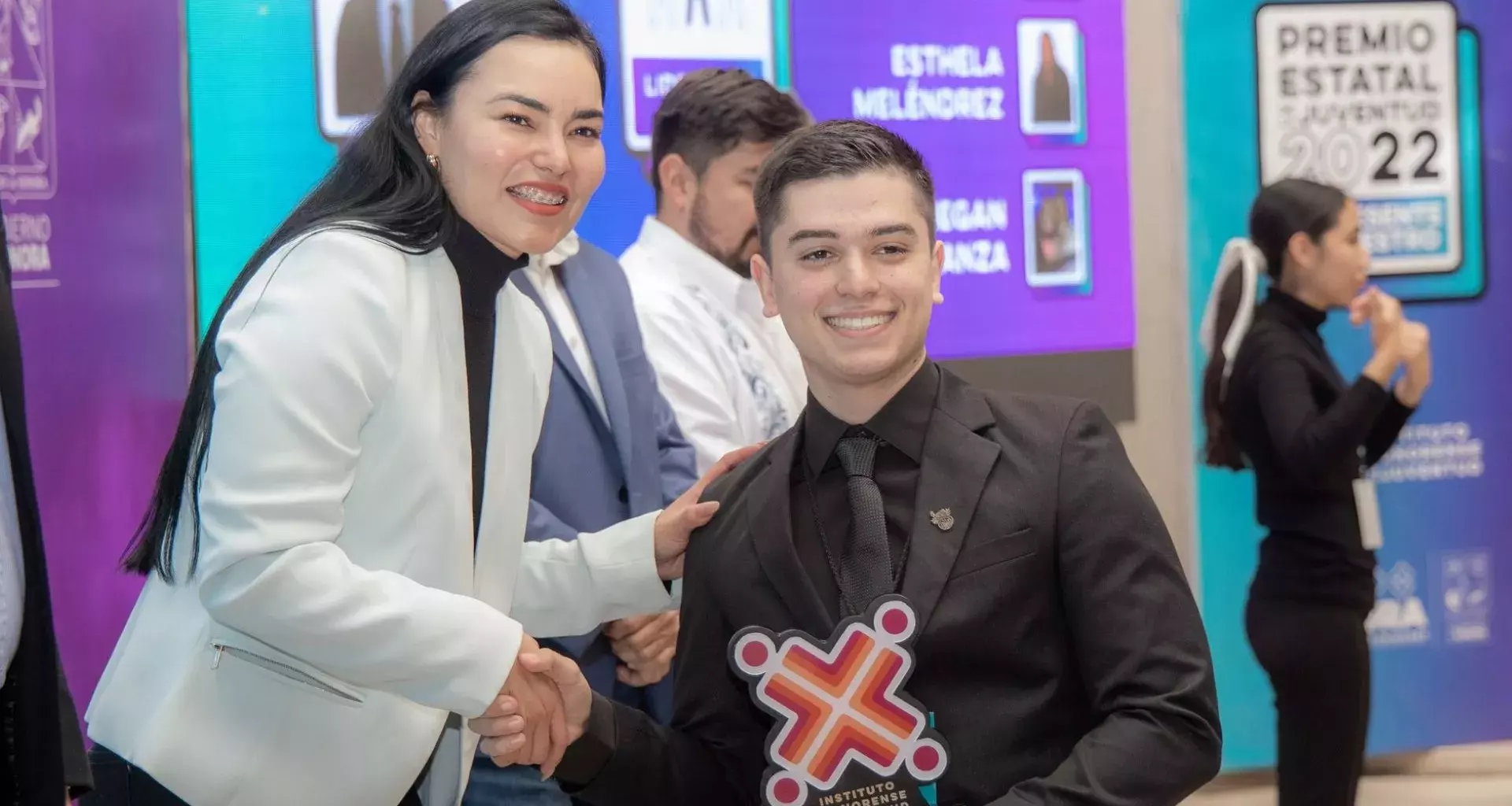 Abraham Jacobo recibiendo reconocimiento por Liderazgo Juvenil en Premio Estatal de la Juventud