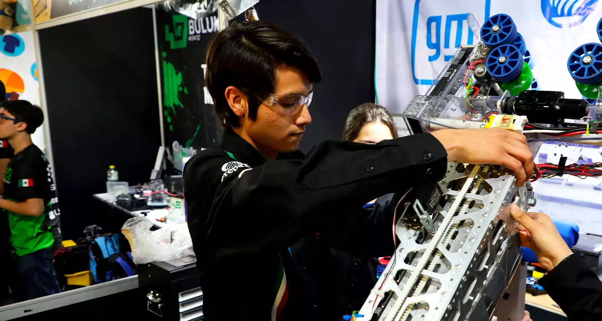 Cristopher Hernández revisa el brazo de su robot en el Regional Monterrey de FIRST Robotics Competition.