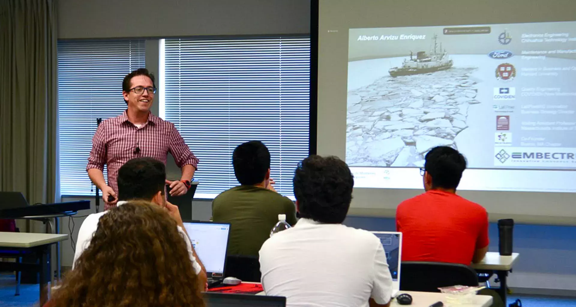 Imagen del profesor Alberto Arvizu impartiendo un curso de Design Thinking en Japón