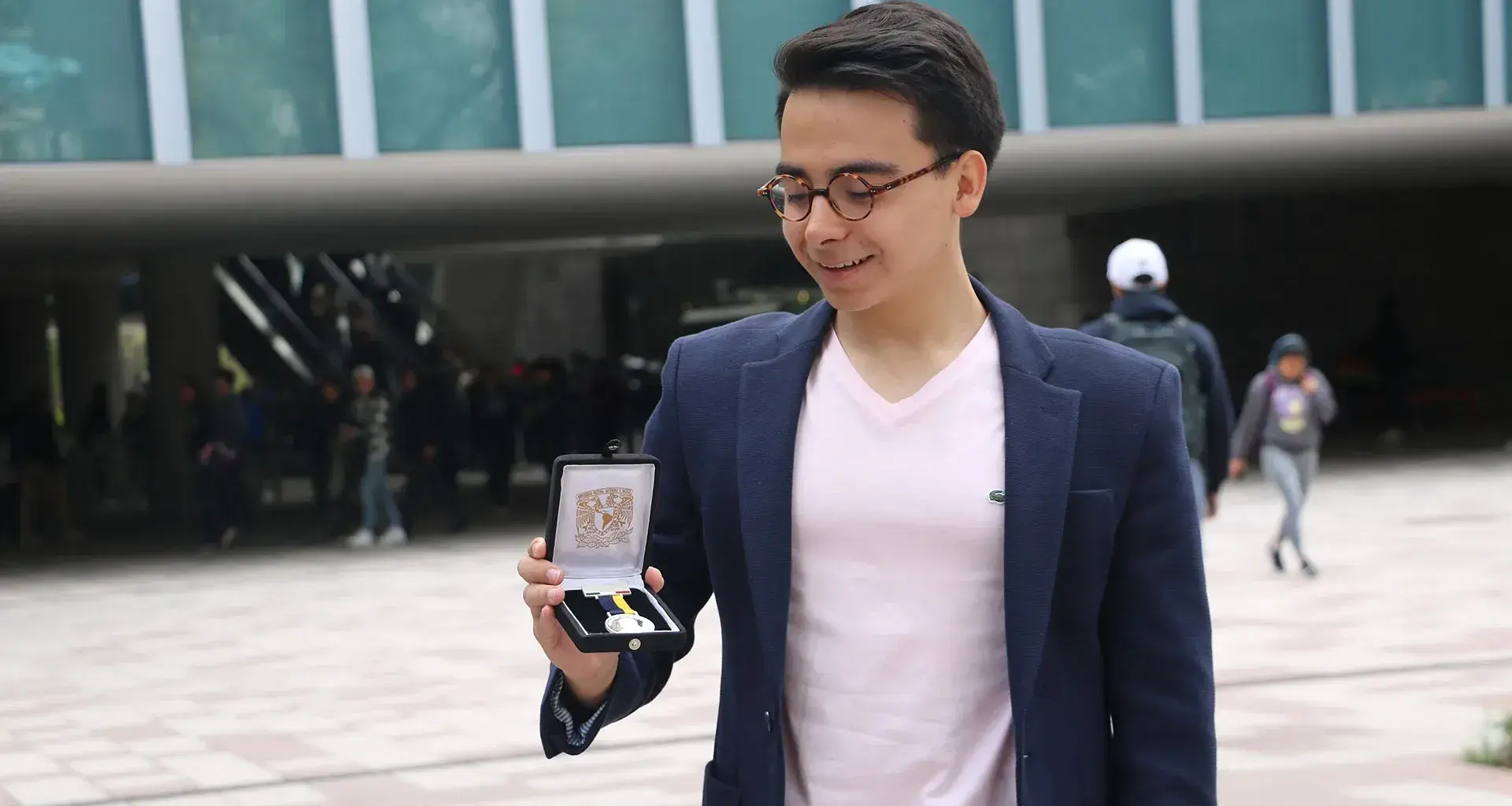 Luis Gerardo Rodarte ganador de la Medalla Gabino Barrera de la UNAM.