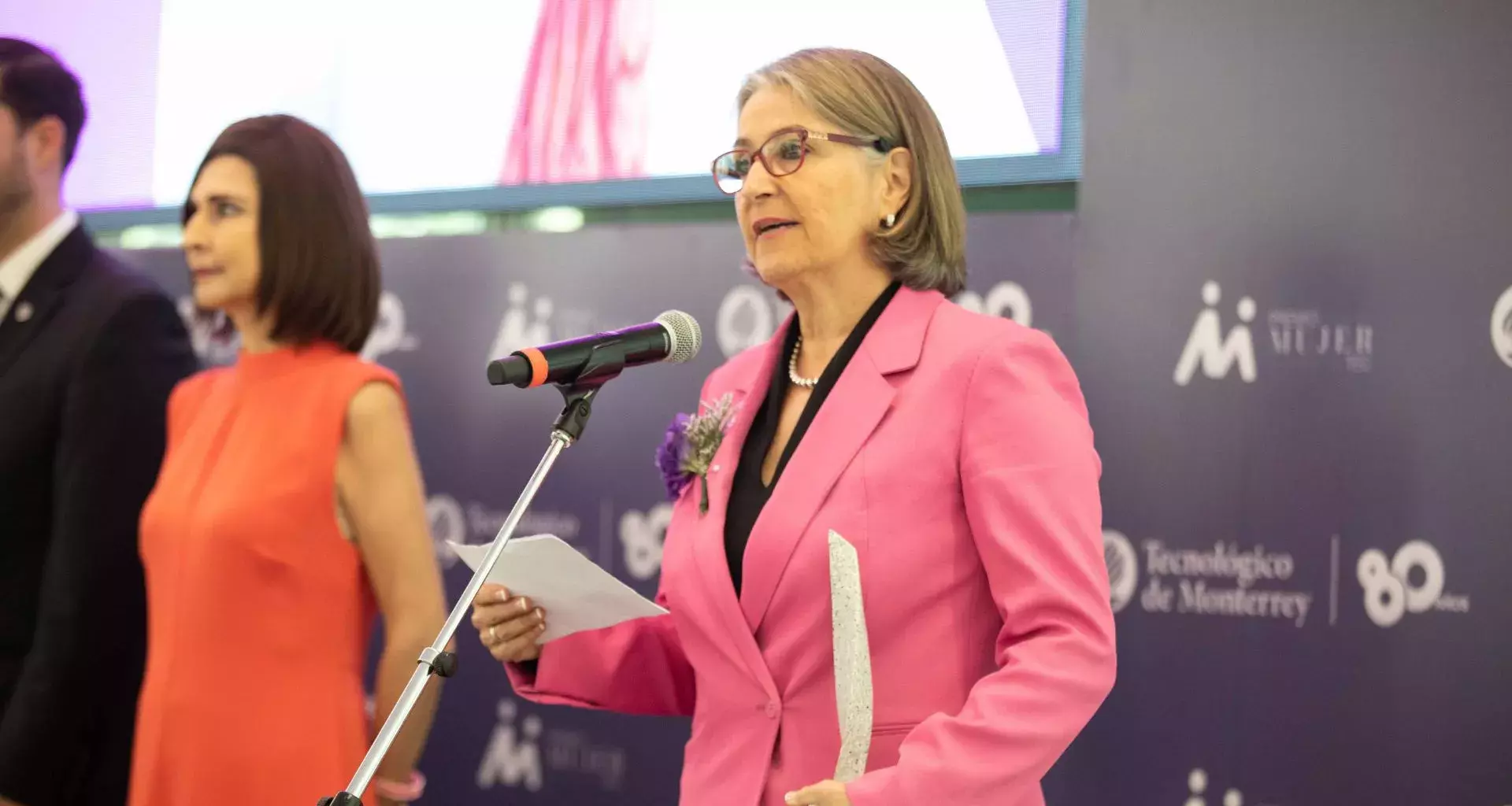 Profesor de CDMX gana Premio Mujer Tec 2023