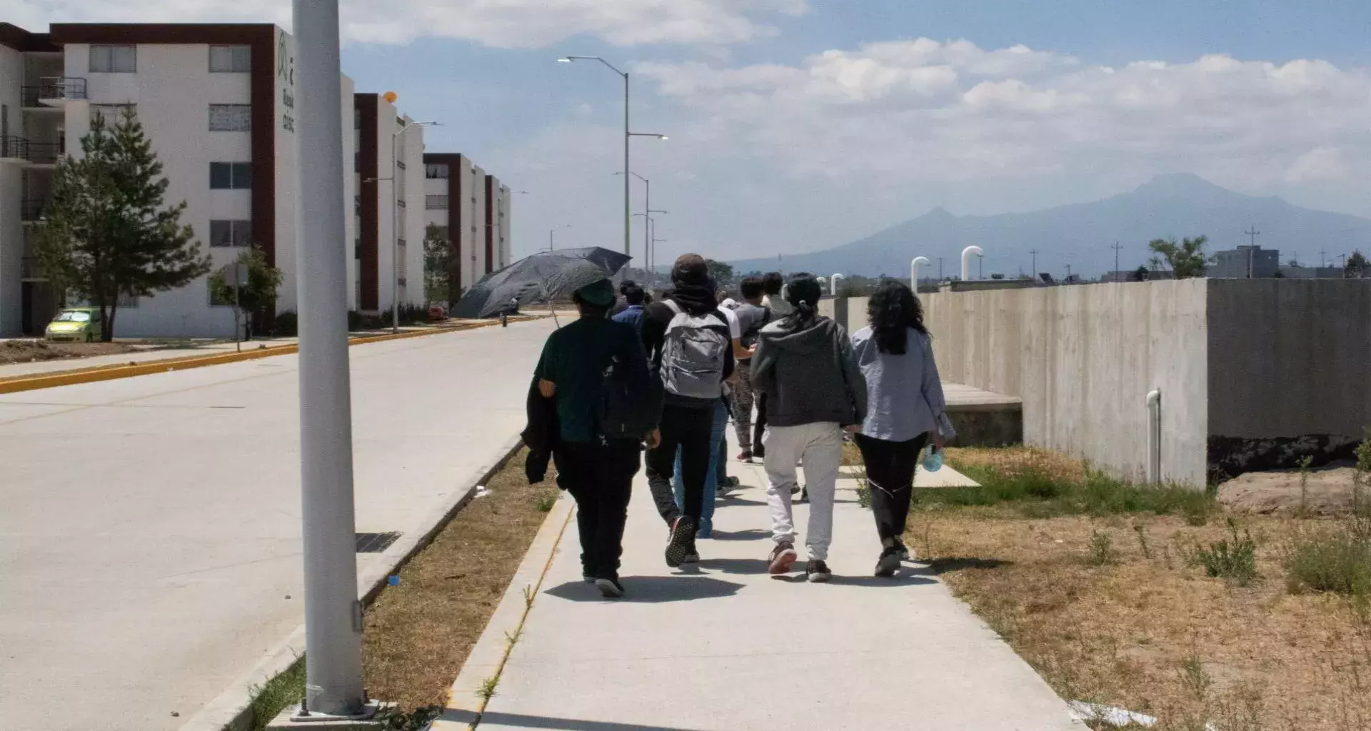 Estudiantes involucrados en el proyecto caminaron por Ciudad Modelo para trabajar en sus proyectos.