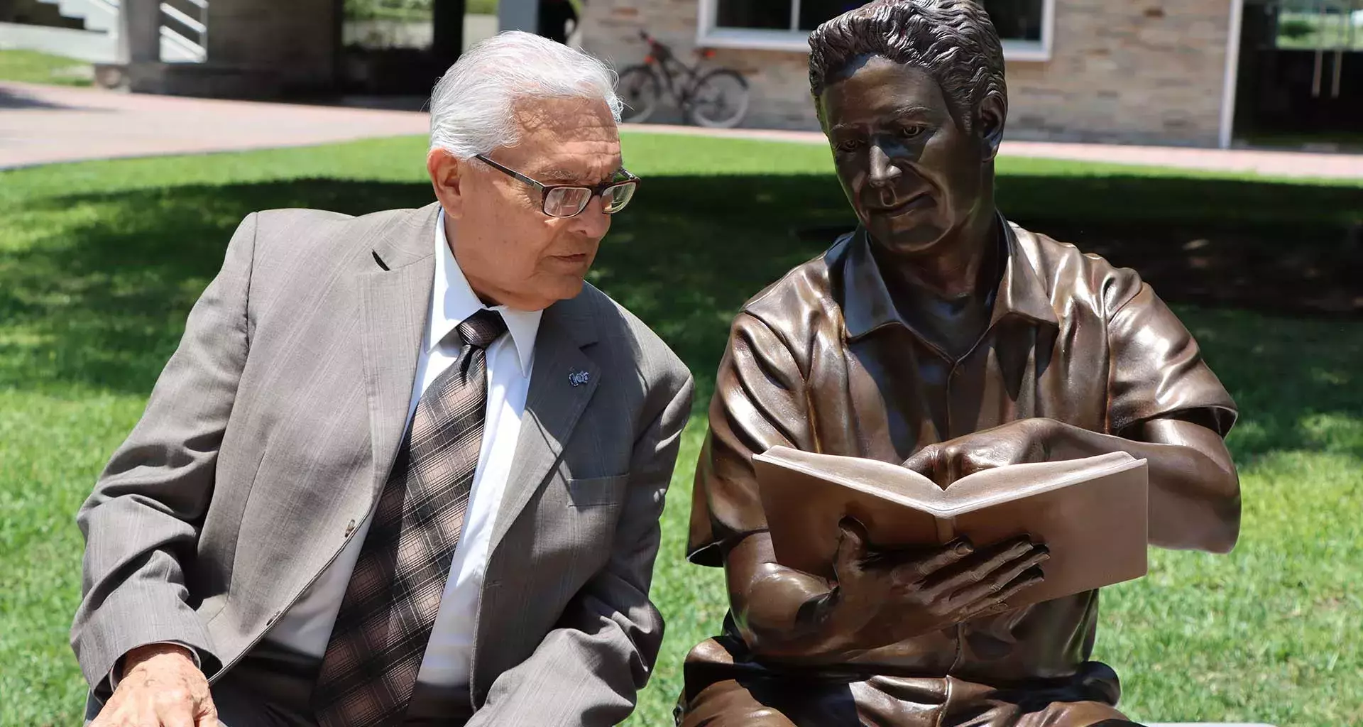 Enrique Aranda profesor retirado del campus Monterrey recibe Premio al Profesor Inspirador.