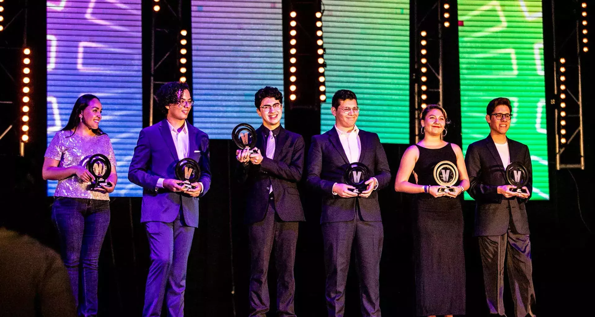 Las y los ganadores de Talento que Inspira posaron para la foto.