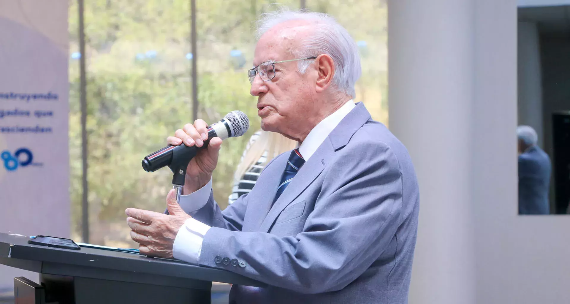 Enrique Argüelles dando su discurso en su homenaje en Tec Zacatecas