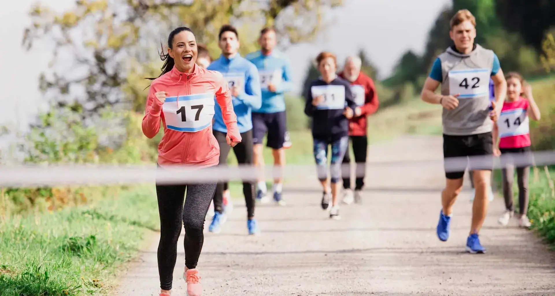 Grupo de corredores llegando a la meta de un maratón