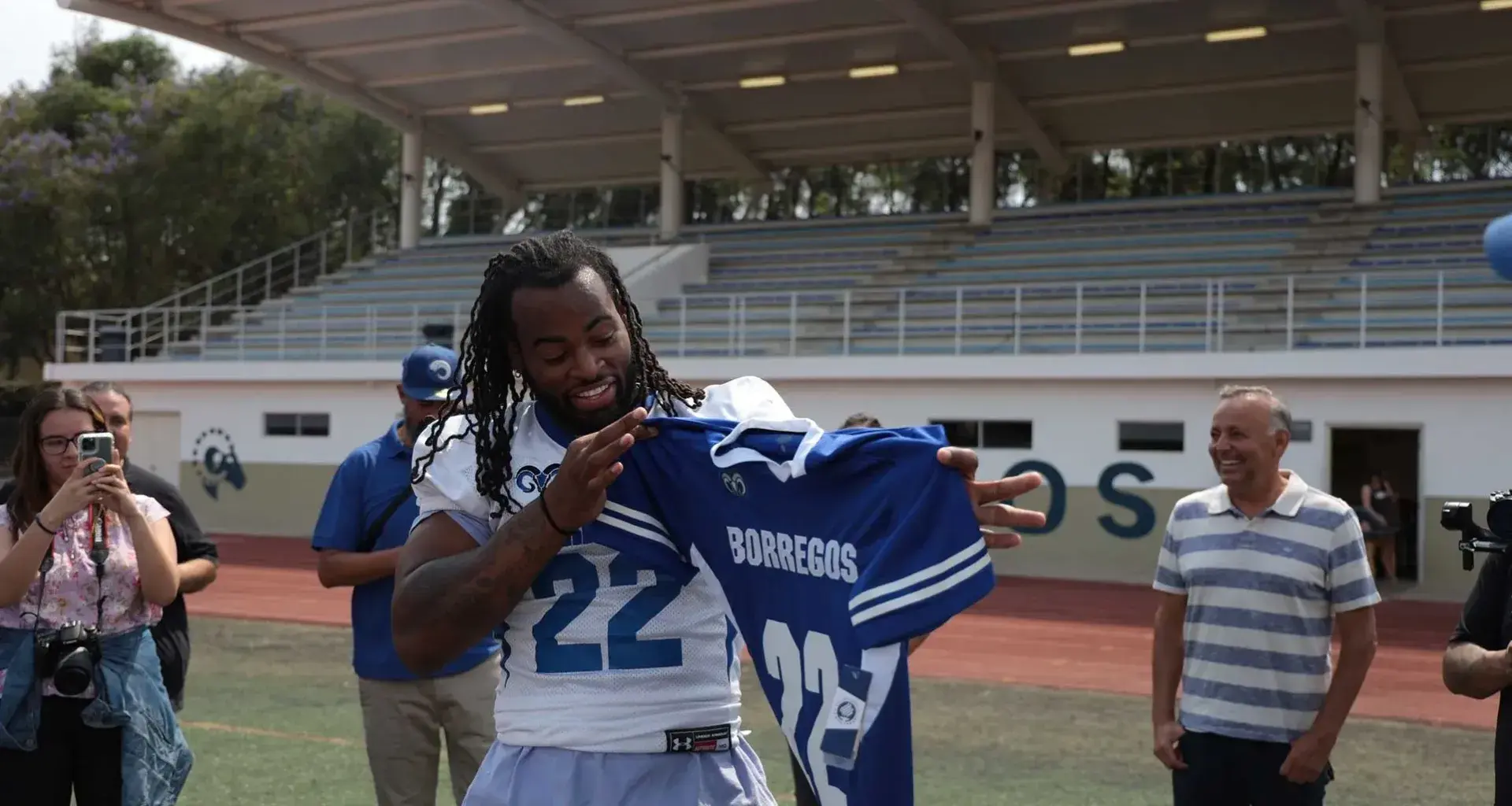 NFL player from Pittsburgh Steelers visits Tec Guadalajara.