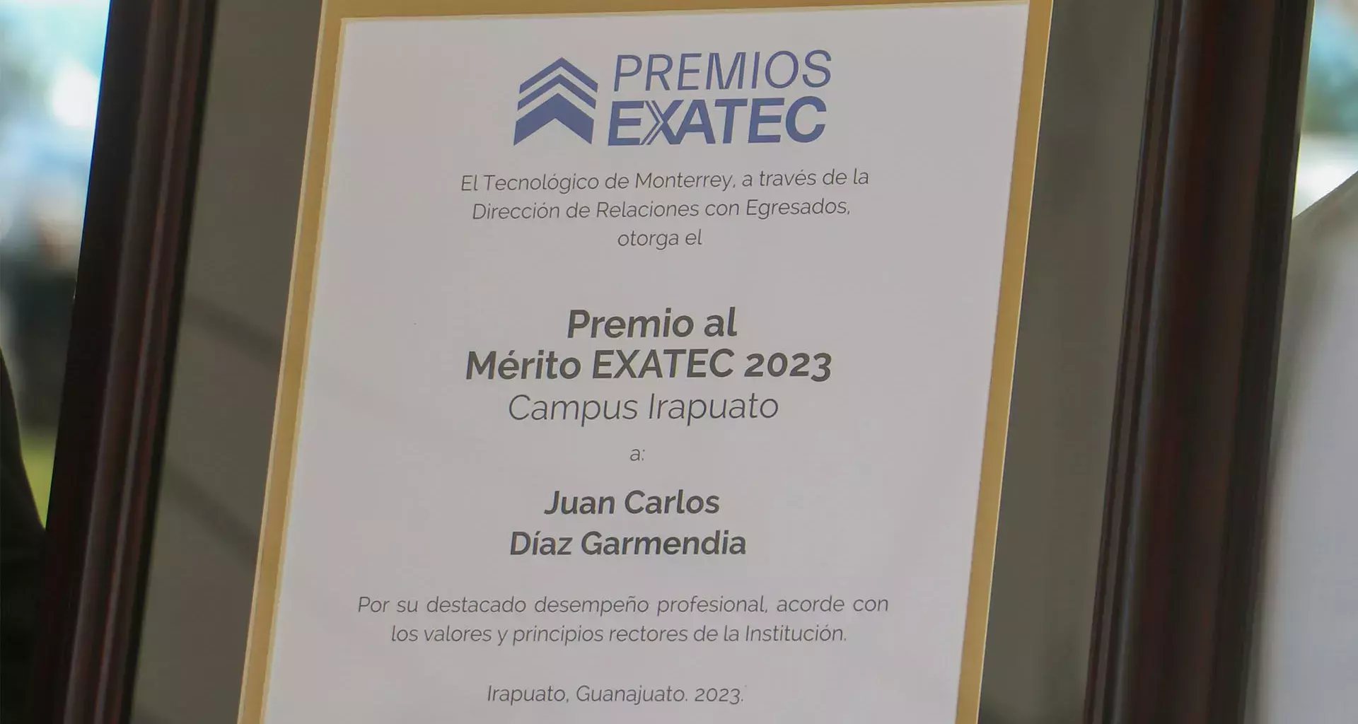 Placa de Juan Carlos Díaz Garmendia por su Premio al Mérito EXATEC