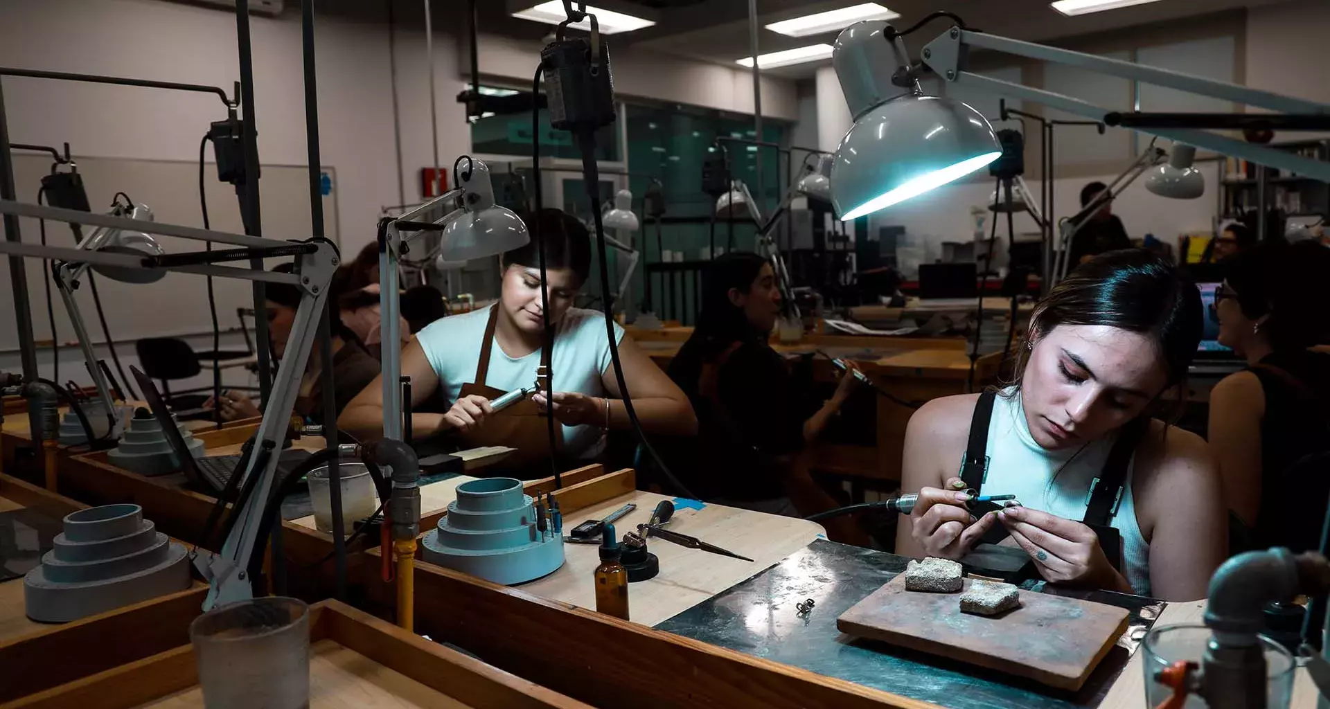 Diseñadoras del Tec trabajando en la joyería el 80 aniversario