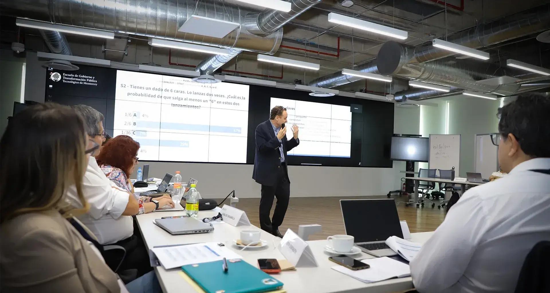 Profesores of Tec participate in a workshop on learning techniques with Harvard specialist