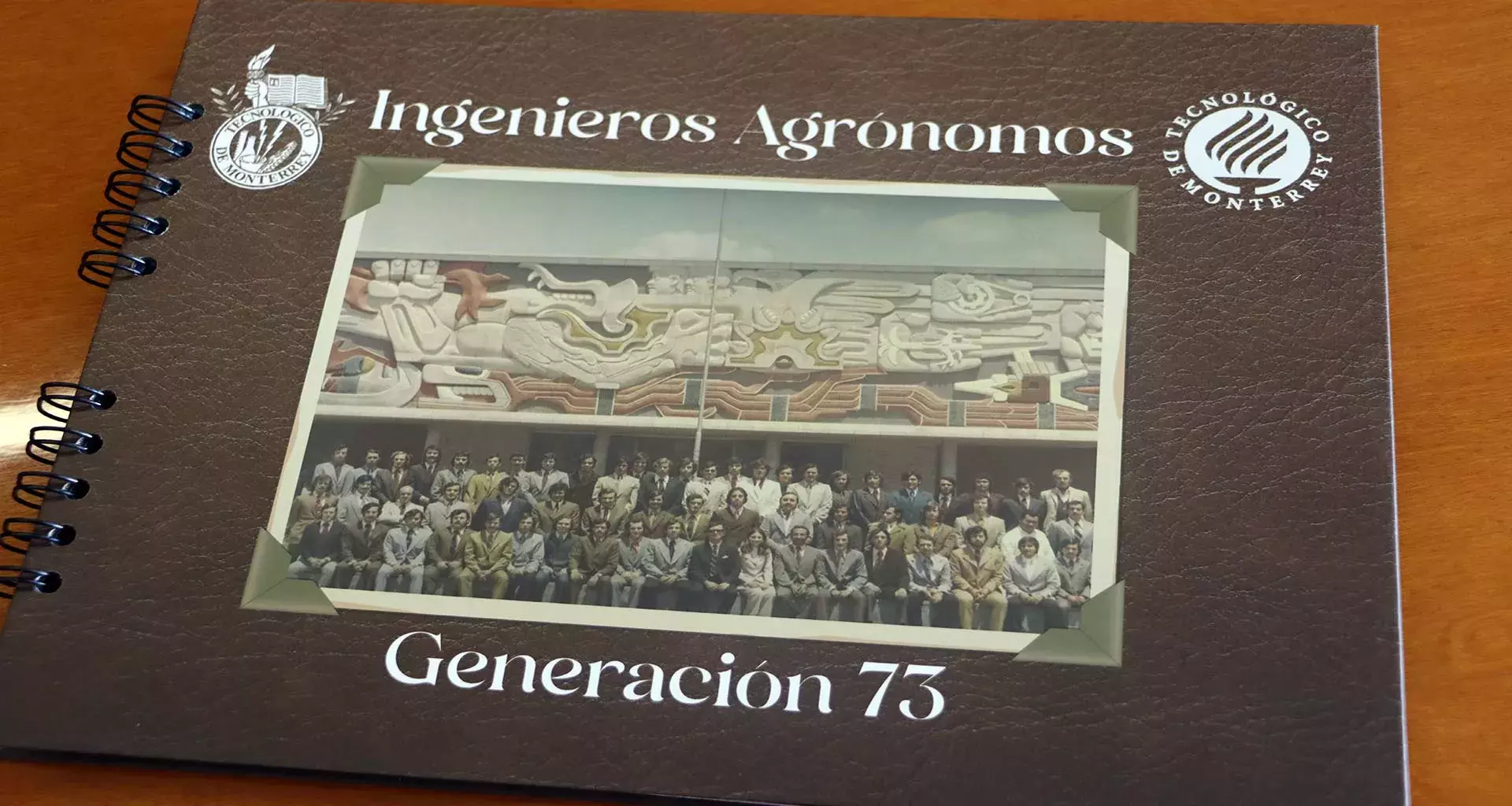 Portada de álbum con foto de la generación de 1973 Ingenieros Agrónomos del Tec de Monterrey