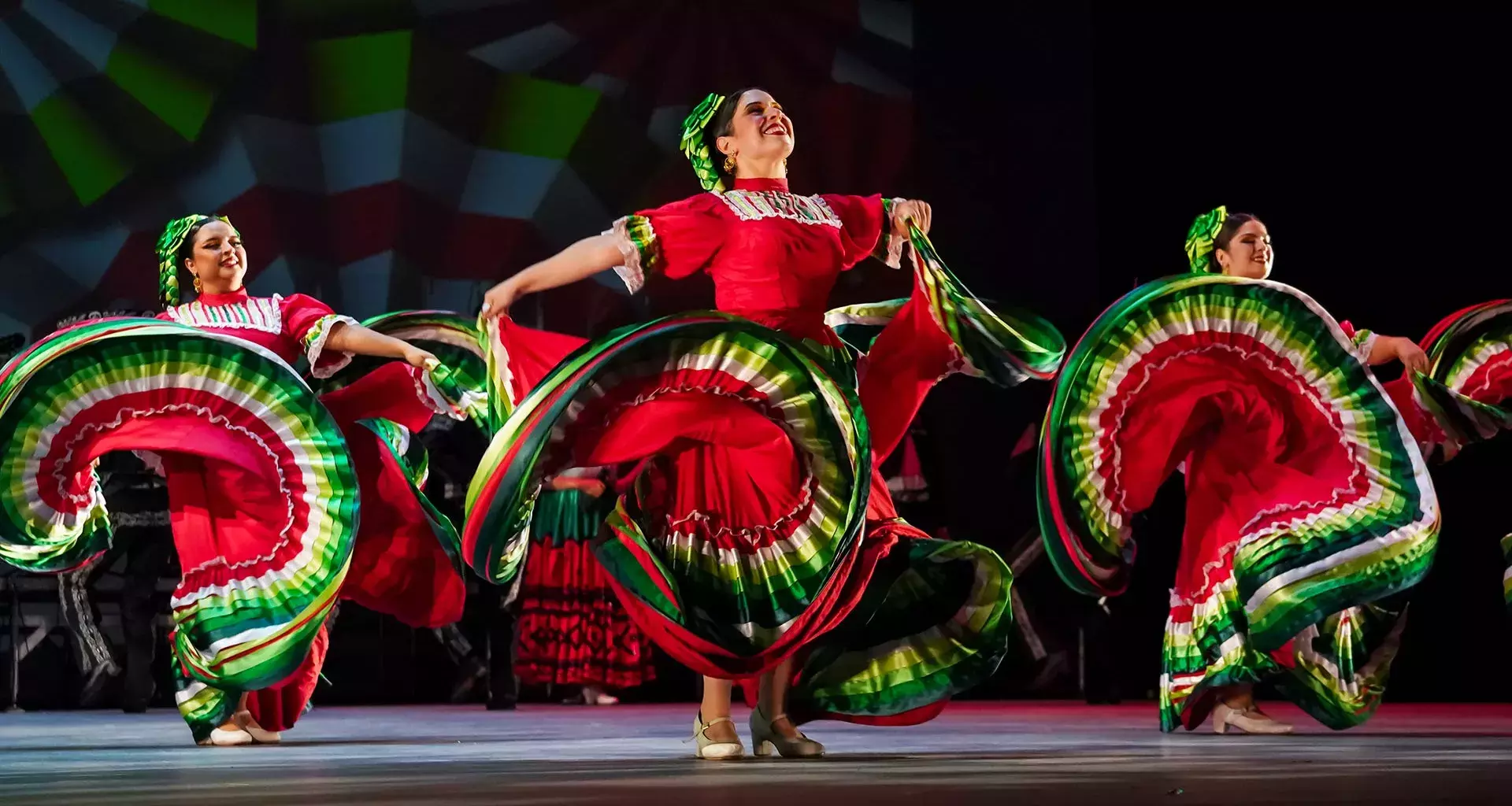 Alumnas del Tec campus Monterrey en espectáculo folklórico del grupo "Raíces"