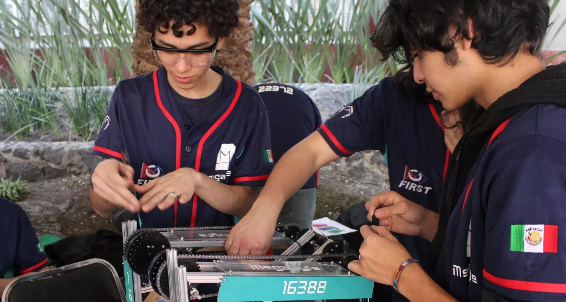 Integrantes de Megabyte armando su robot para la competencia nacional.