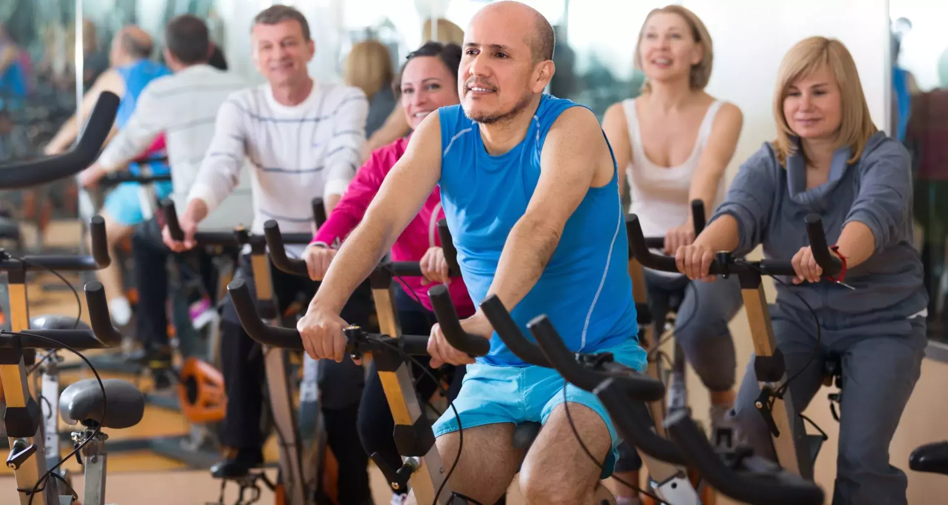 Grupo de adultos realizando spinning