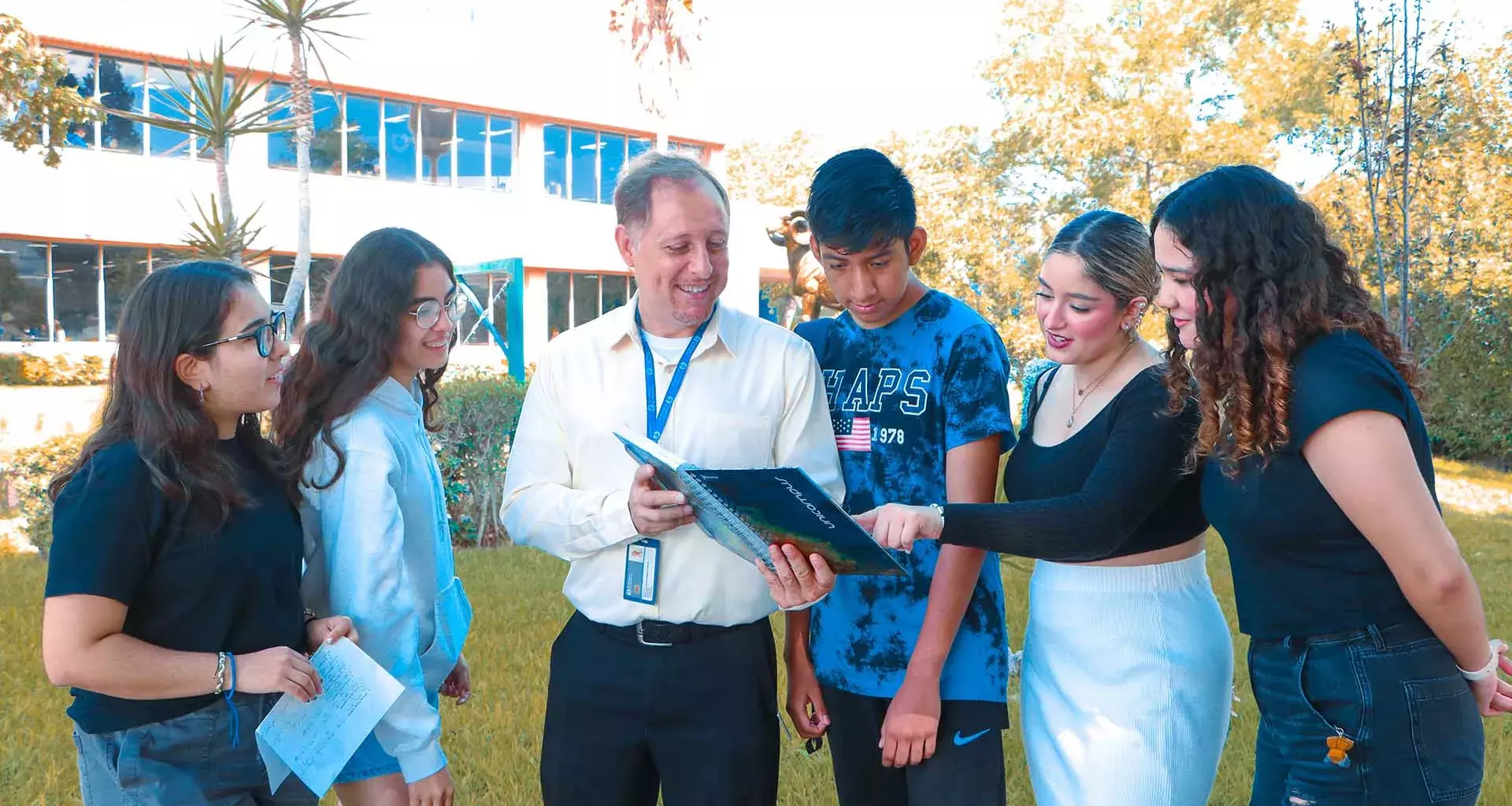 Profesor Inspirador Oscar Medrano enseñando a estudiantes en el Tec de Monterrey campus Chihuahua