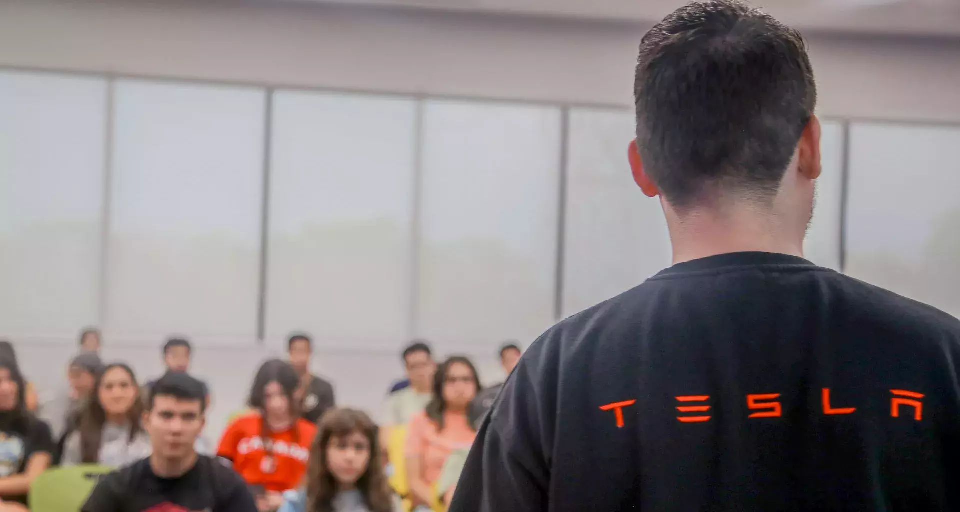 Juan Manuel dando una plática en el Tec campus Tampico.