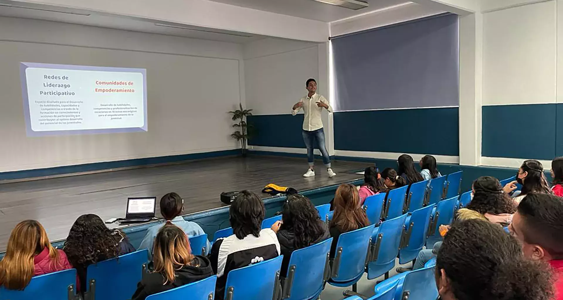 Leonel dando una plática sobre su proyecto