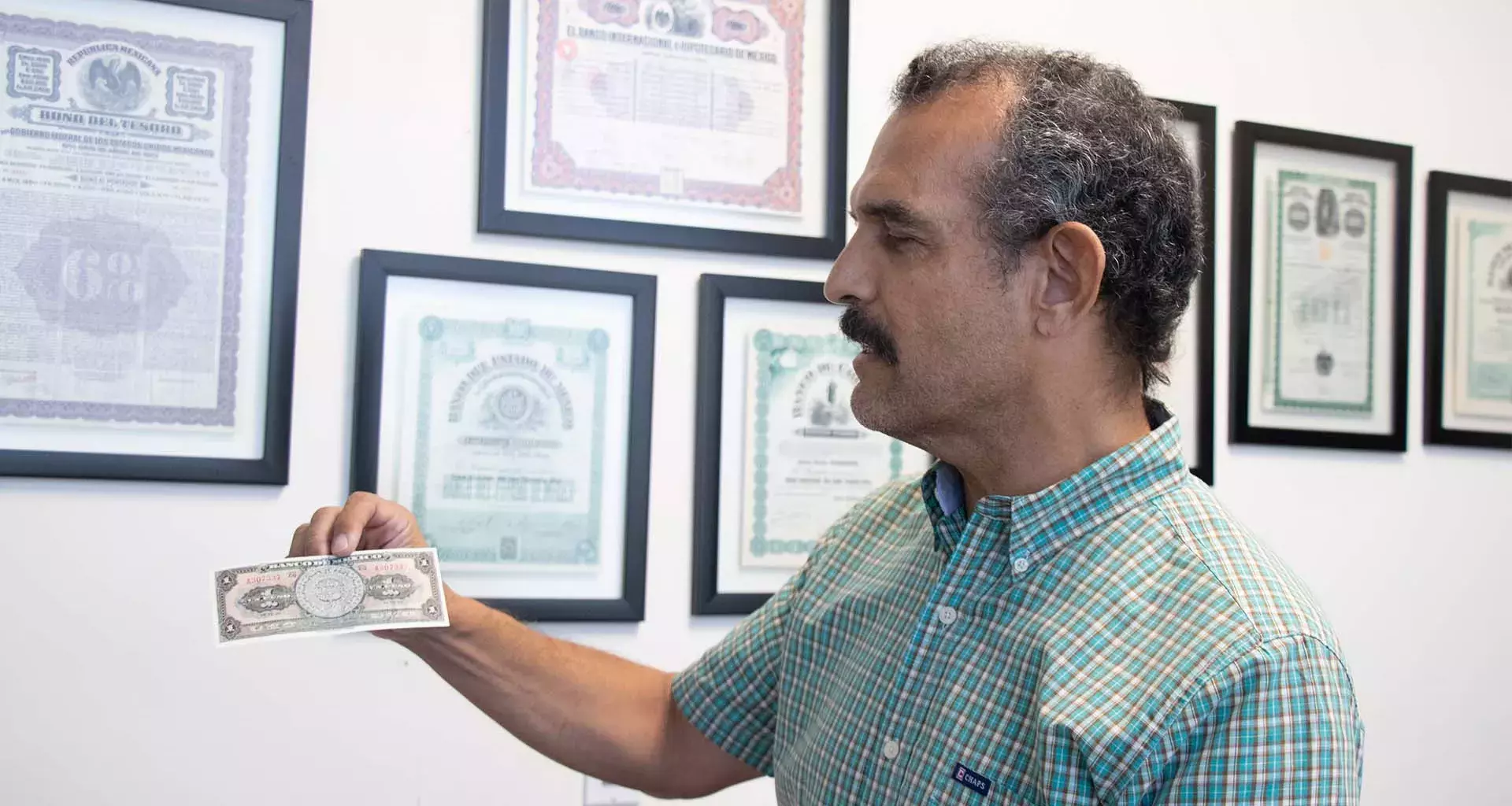 Profesor Tec comparte con billetes colección historia de México