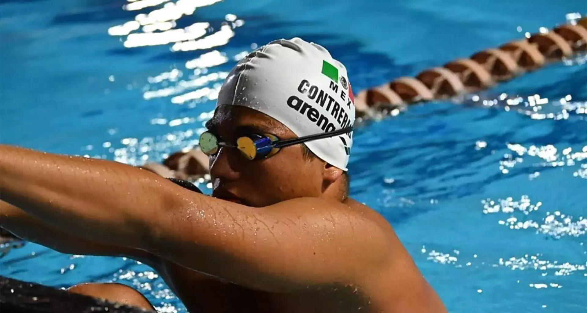 Luis Contreras preparándose para salir en una competencia de natación