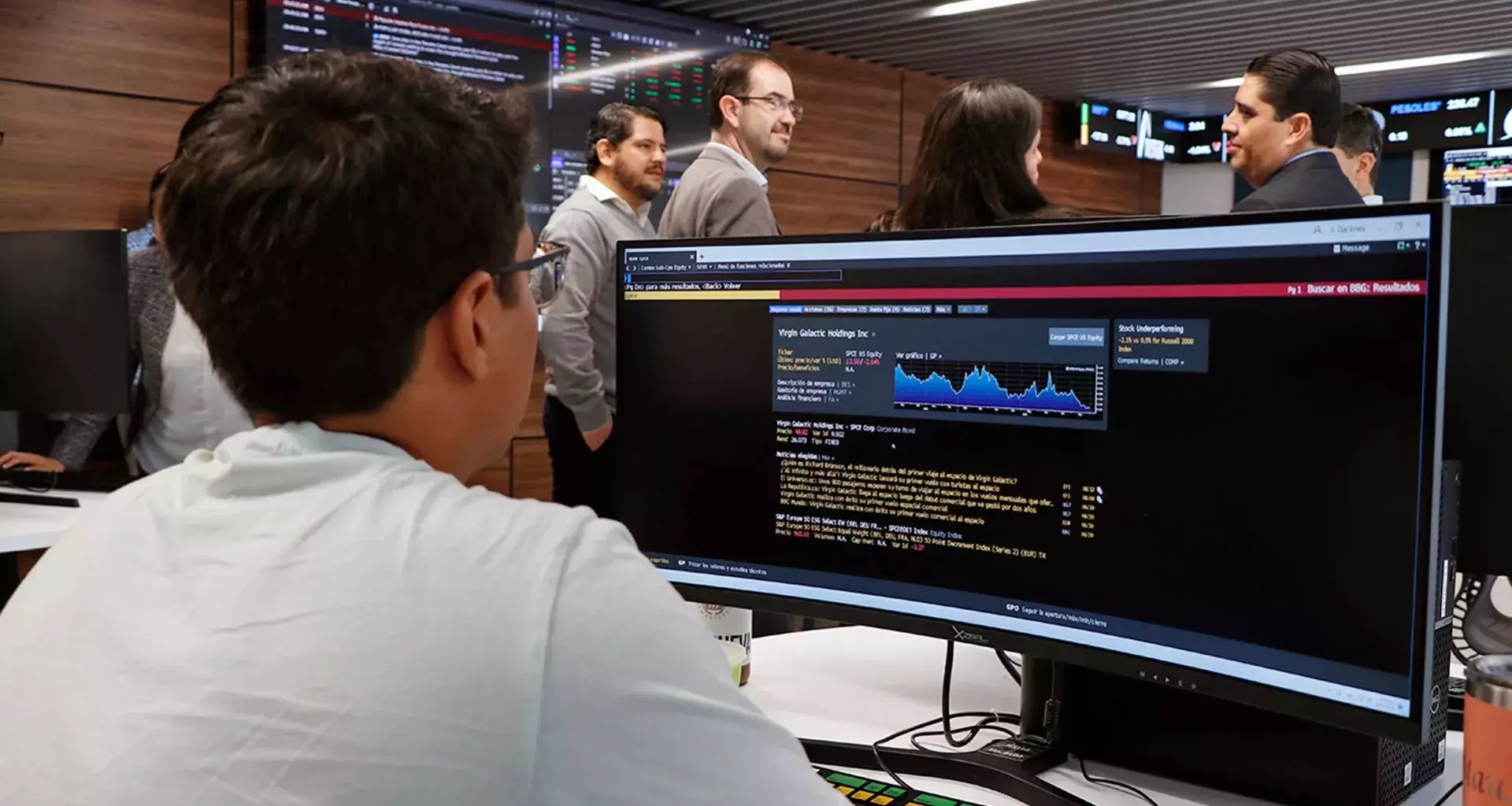 Estudiante en el laboratorio de analítica de datos en campus Querétaro