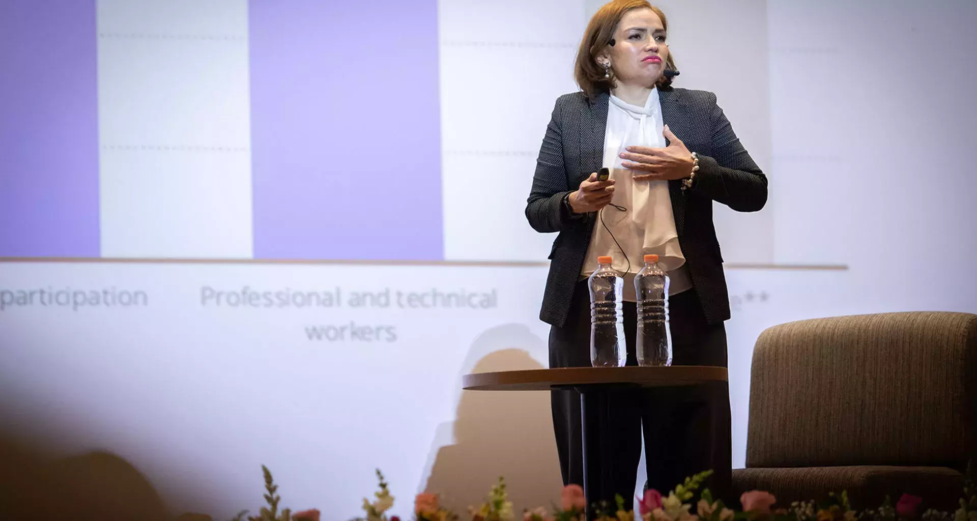 Doctora Eva Hernández dando ponencia en campus Hidalgo