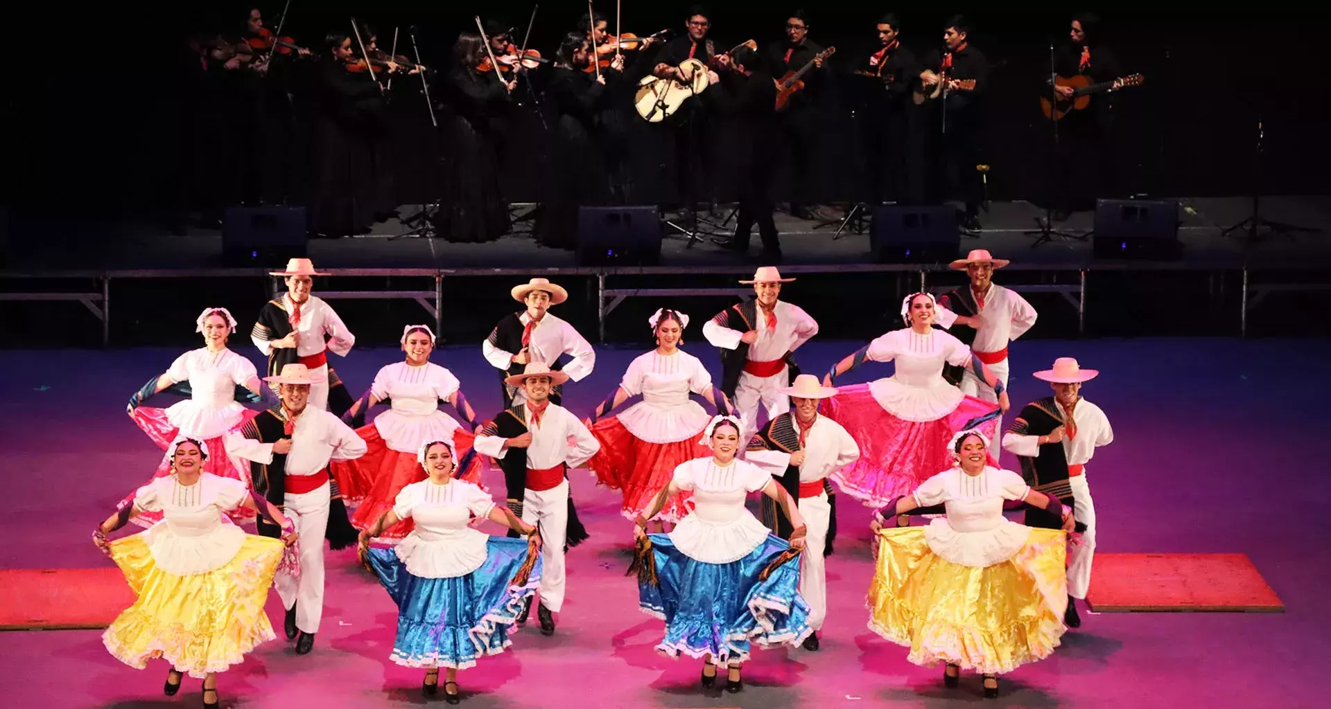 Tec y UANL participaron en el encuentro folklórico universitario, en el Auditorio Luis Elizondo.