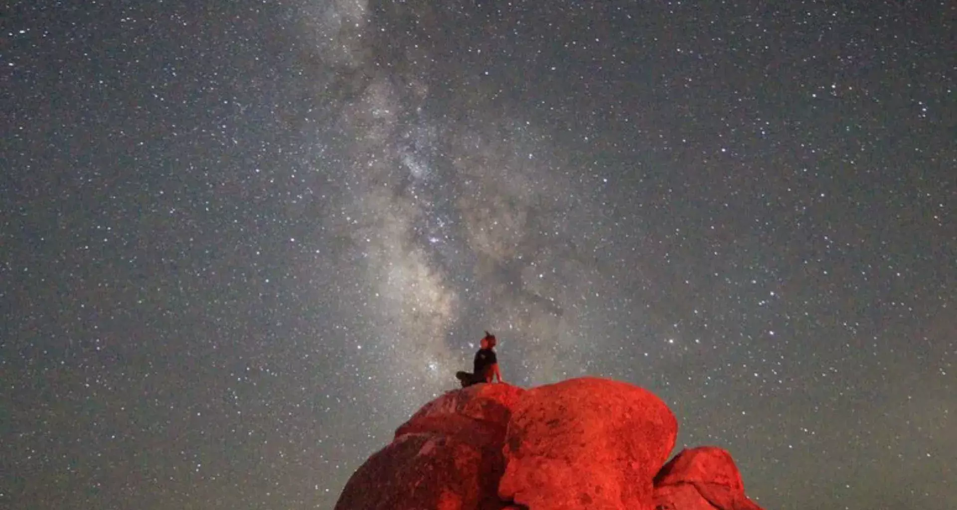 Isaí Vilches observando las estrellas