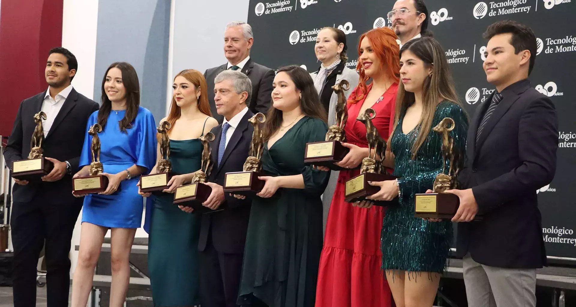 ¡Trayectoria de oro! Reconocen a graduados por su formación integral