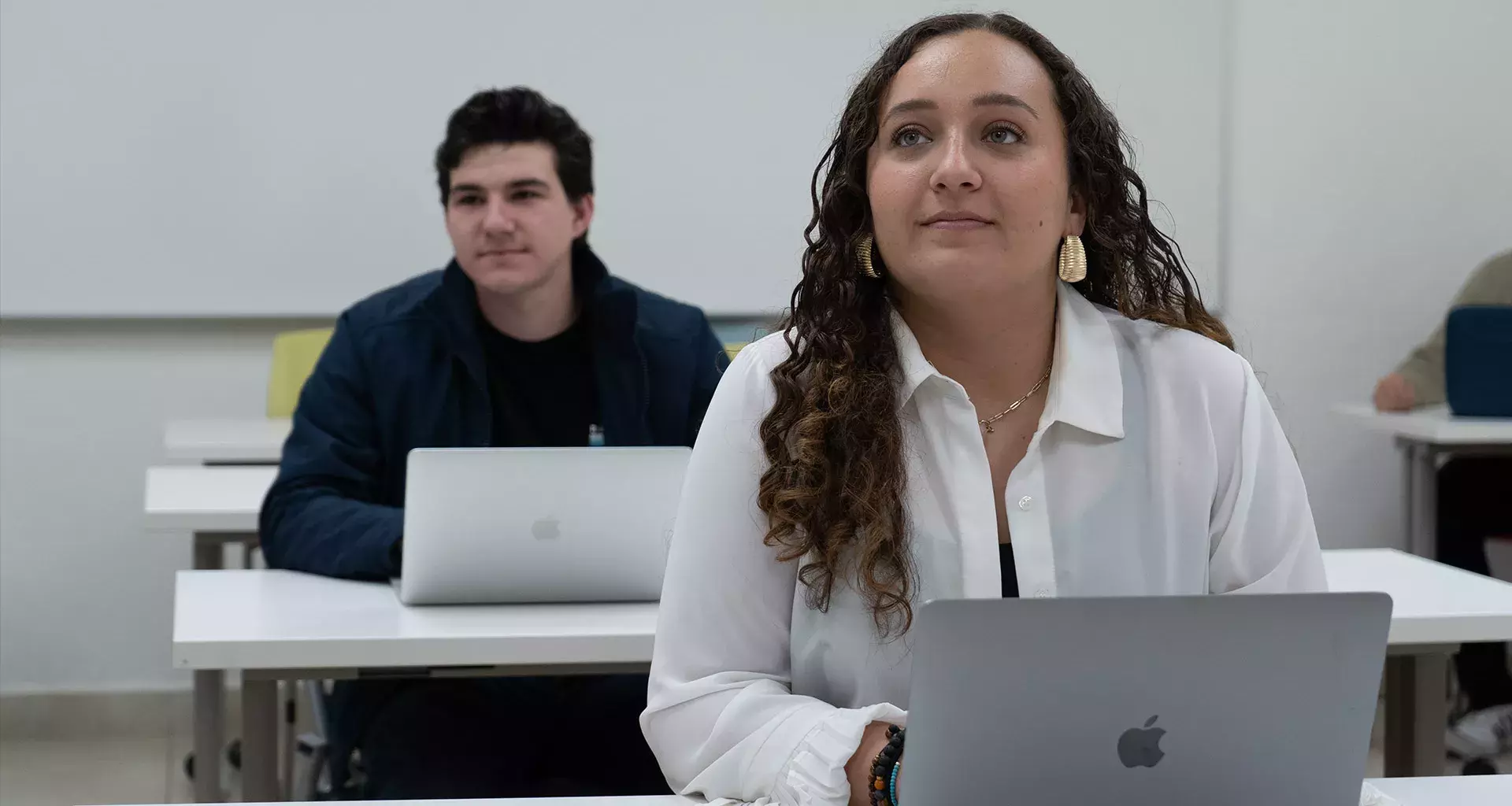 Alumnos tomando apuntes en la certificación