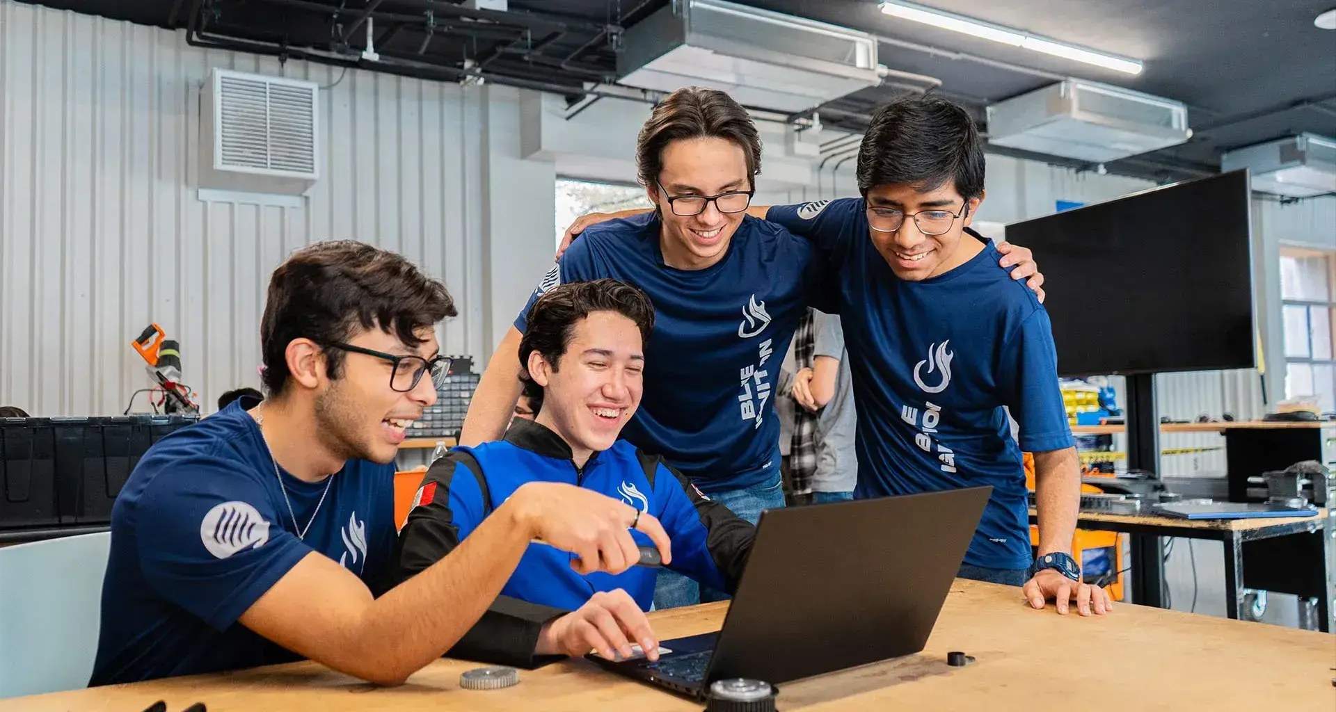 Equipo ganador viendo el prototipo